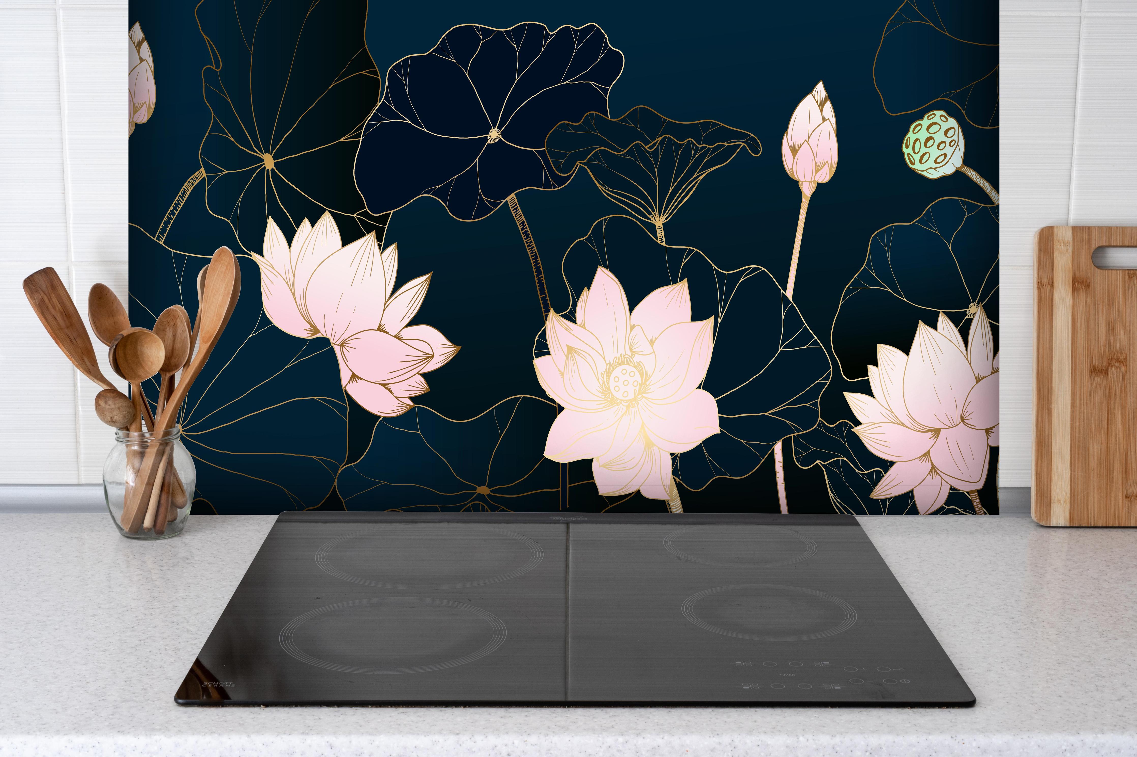 Spritzschutz - Petrol-rosa Blüten hinter einem Cerankochfeld zwischen Holz-Kochutensilien