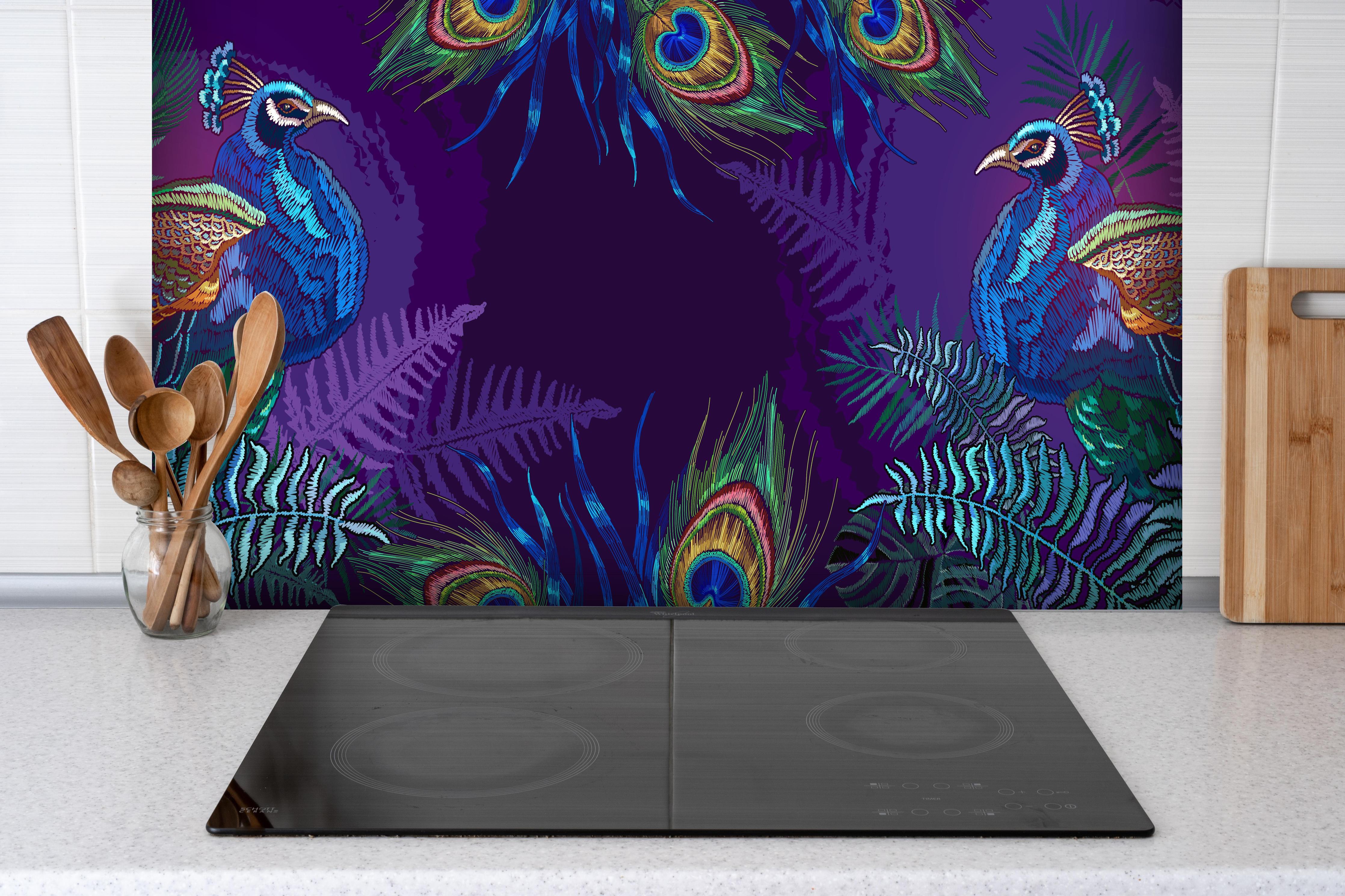 Spritzschutz - Pfau - Stickmuster hinter einem Cerankochfeld zwischen Holz-Kochutensilien