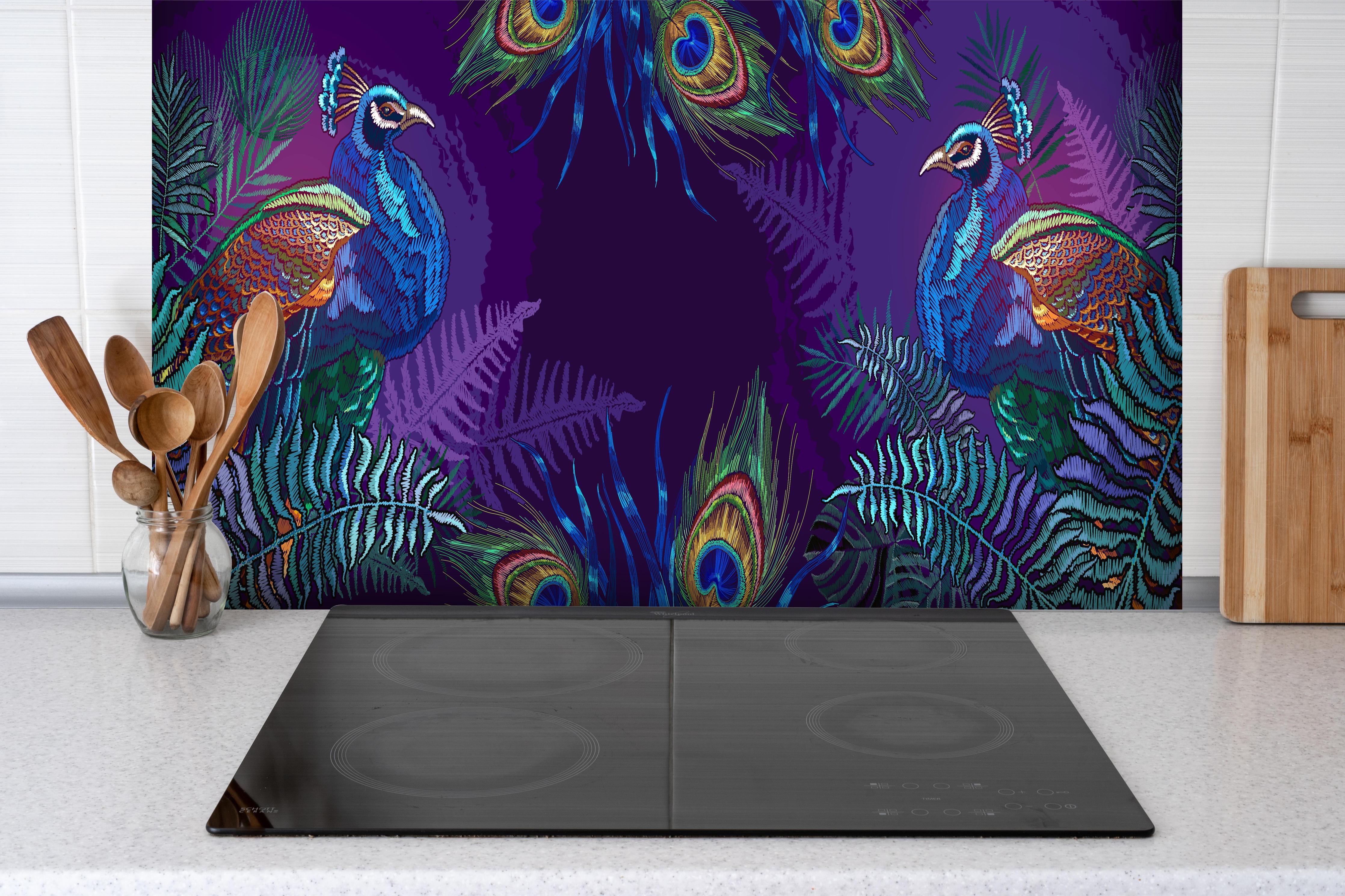 Spritzschutz - Pfau Stickerei Kunst mit Palmen hinter einem Cerankochfeld zwischen Holz-Kochutensilien
