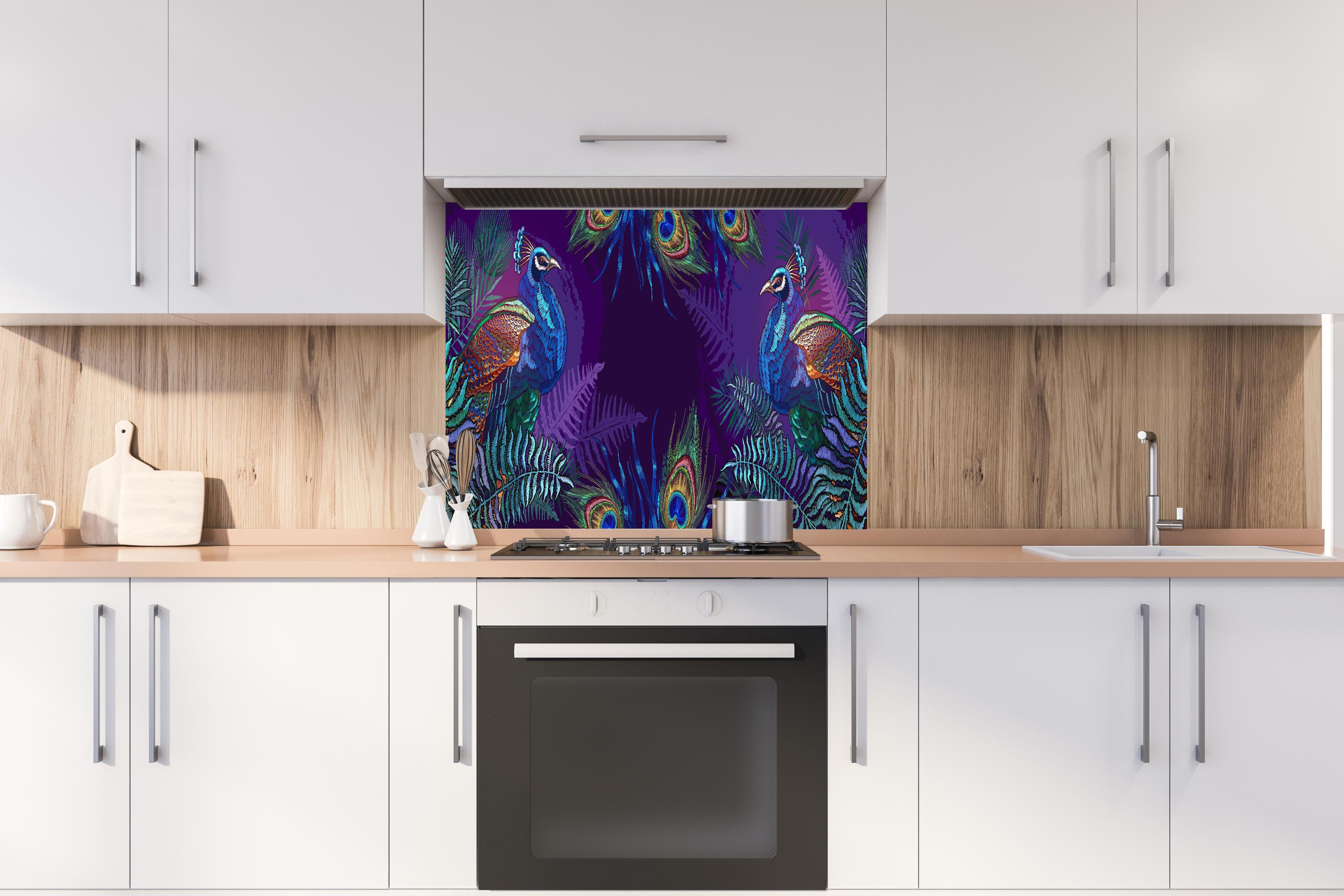 Spritzschutz - Pfau Stickerei Kunst mit Palmen hinter einem Cerankochfeld zwischen Holz-Kochutensilien