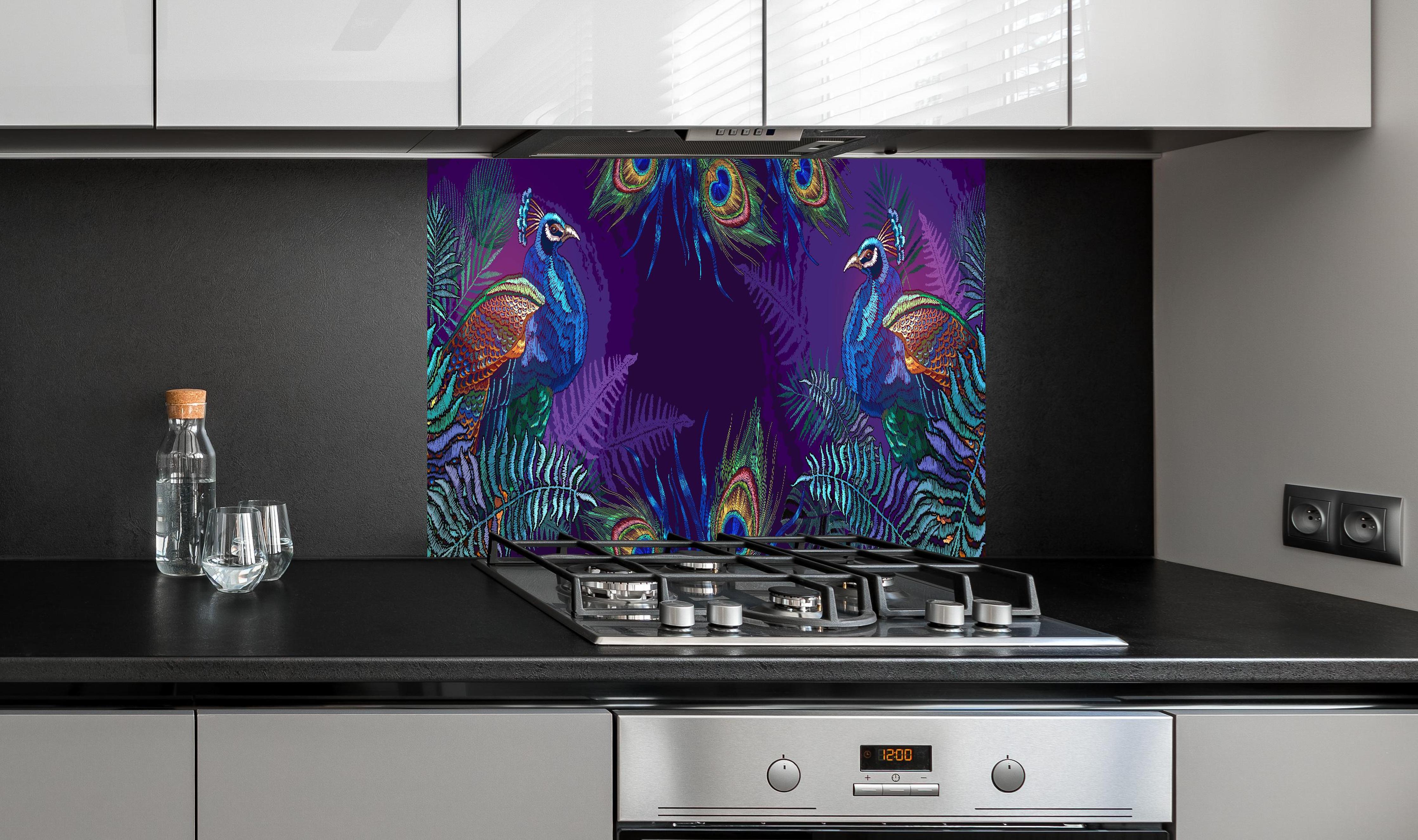 Spritzschutz - Pfau Stickerei Kunst mit Palmen hinter einem Cerankochfeld zwischen Holz-Kochutensilien