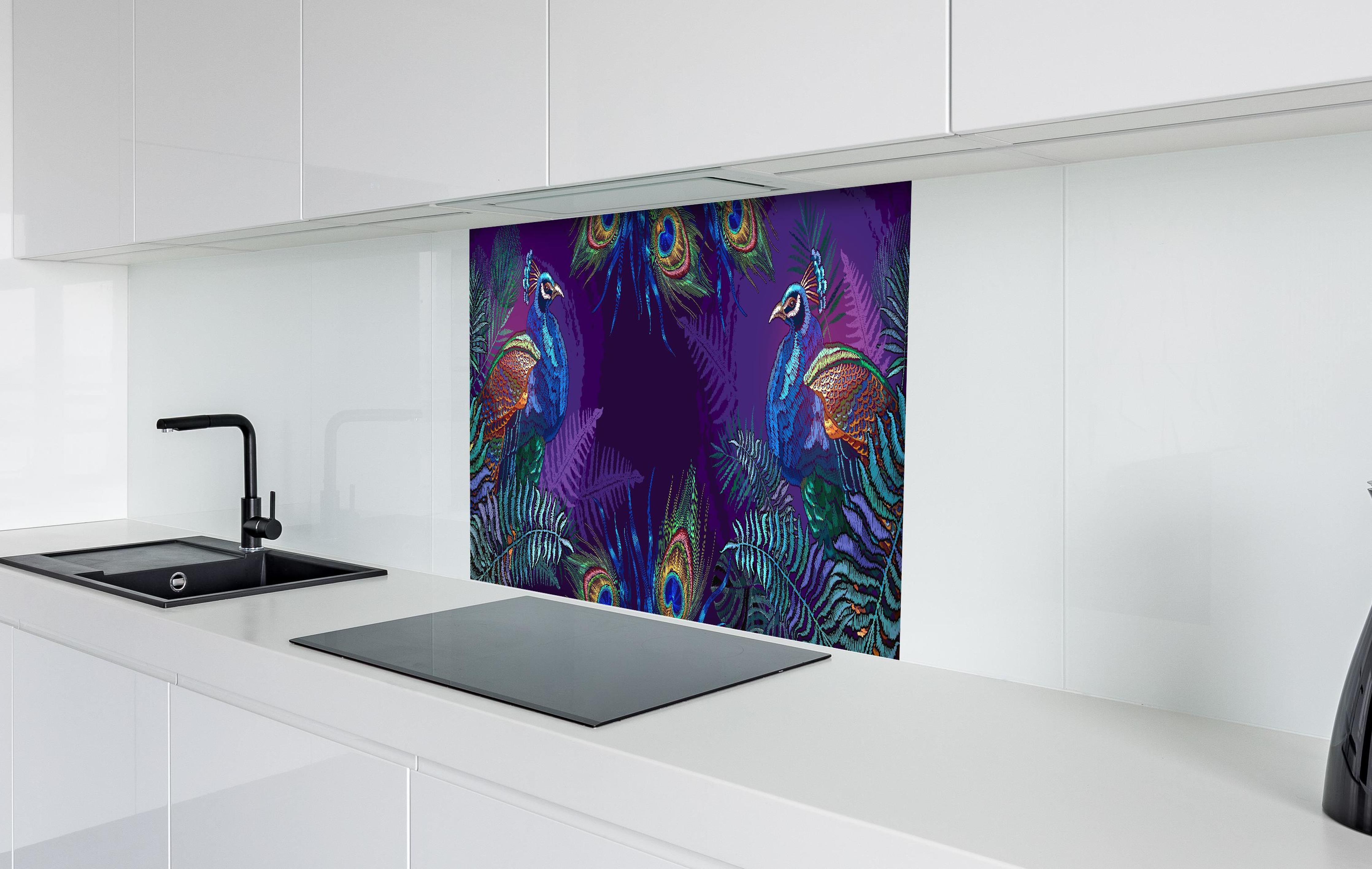 Spritzschutz - Pfau Stickerei Kunst mit Palmen hinter einem Cerankochfeld zwischen Holz-Kochutensilien