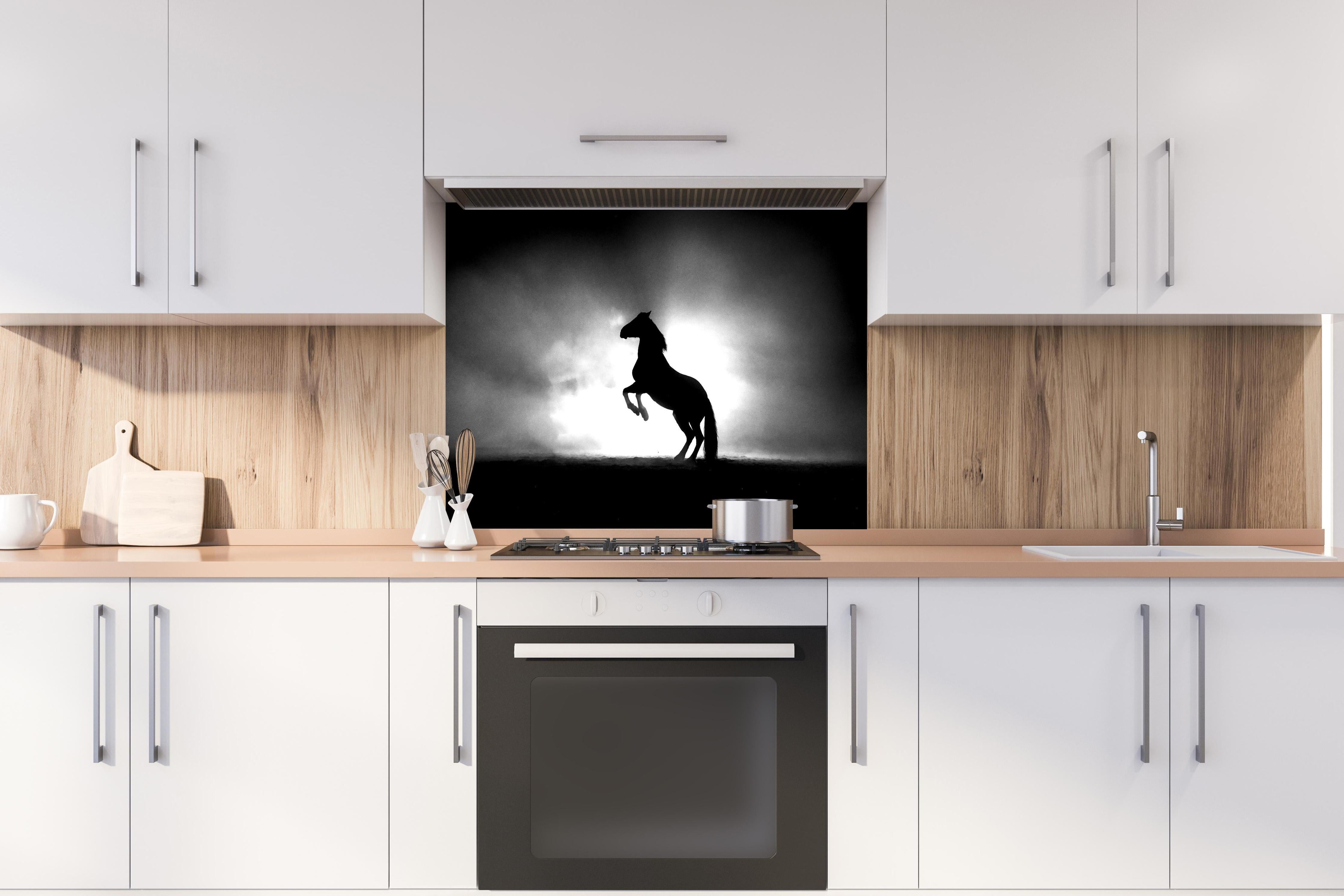 Spritzschutz - Pferd-Aufzucht in Schwarz-Weiß hinter einem Cerankochfeld zwischen Holz-Kochutensilien