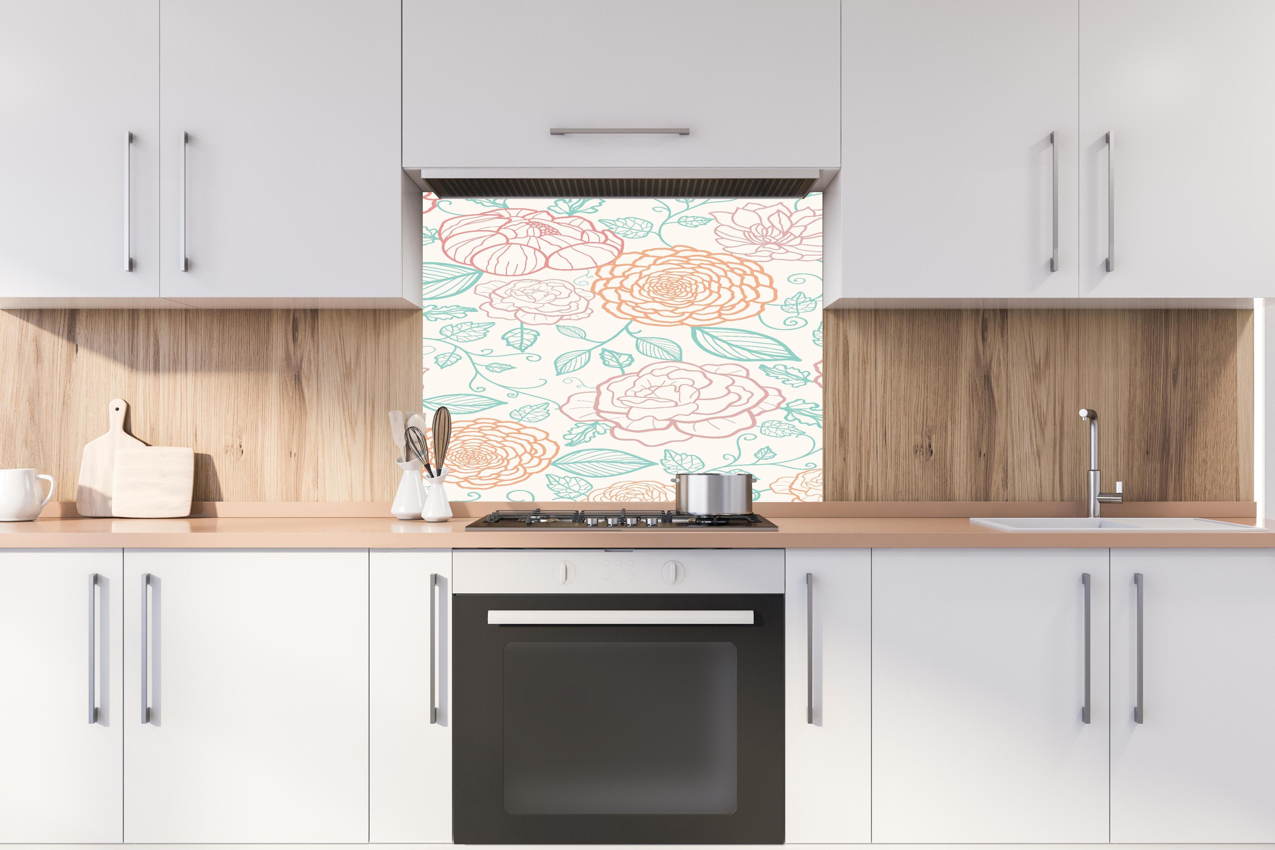 Spritzschutz - Pfirsich-Rosa Florale Zeichnung Wanddekor hinter einem Cerankochfeld zwischen Holz-Kochutensilien