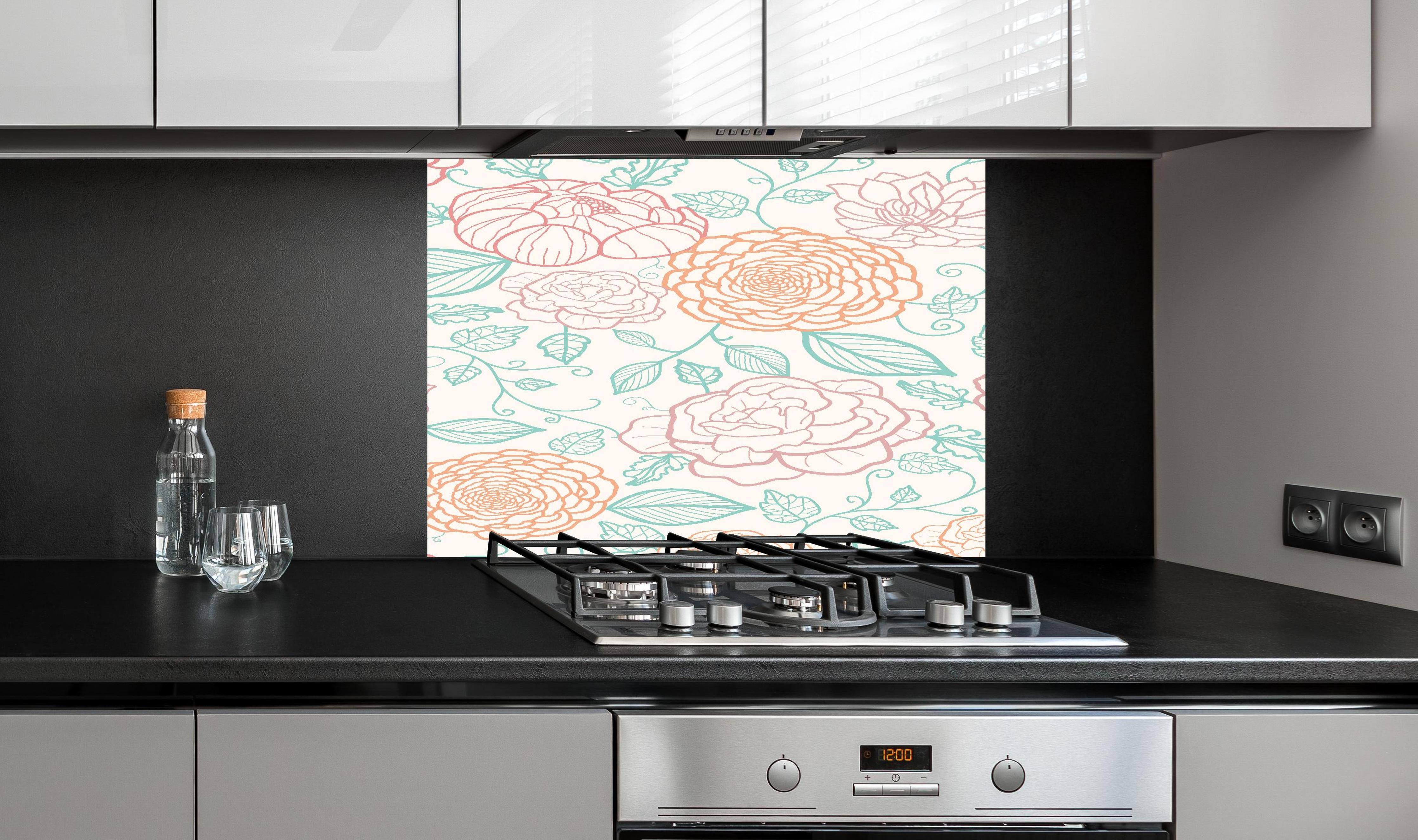 Spritzschutz - Pfirsich-Rosa Florale Zeichnung Wanddekor hinter einem Cerankochfeld zwischen Holz-Kochutensilien