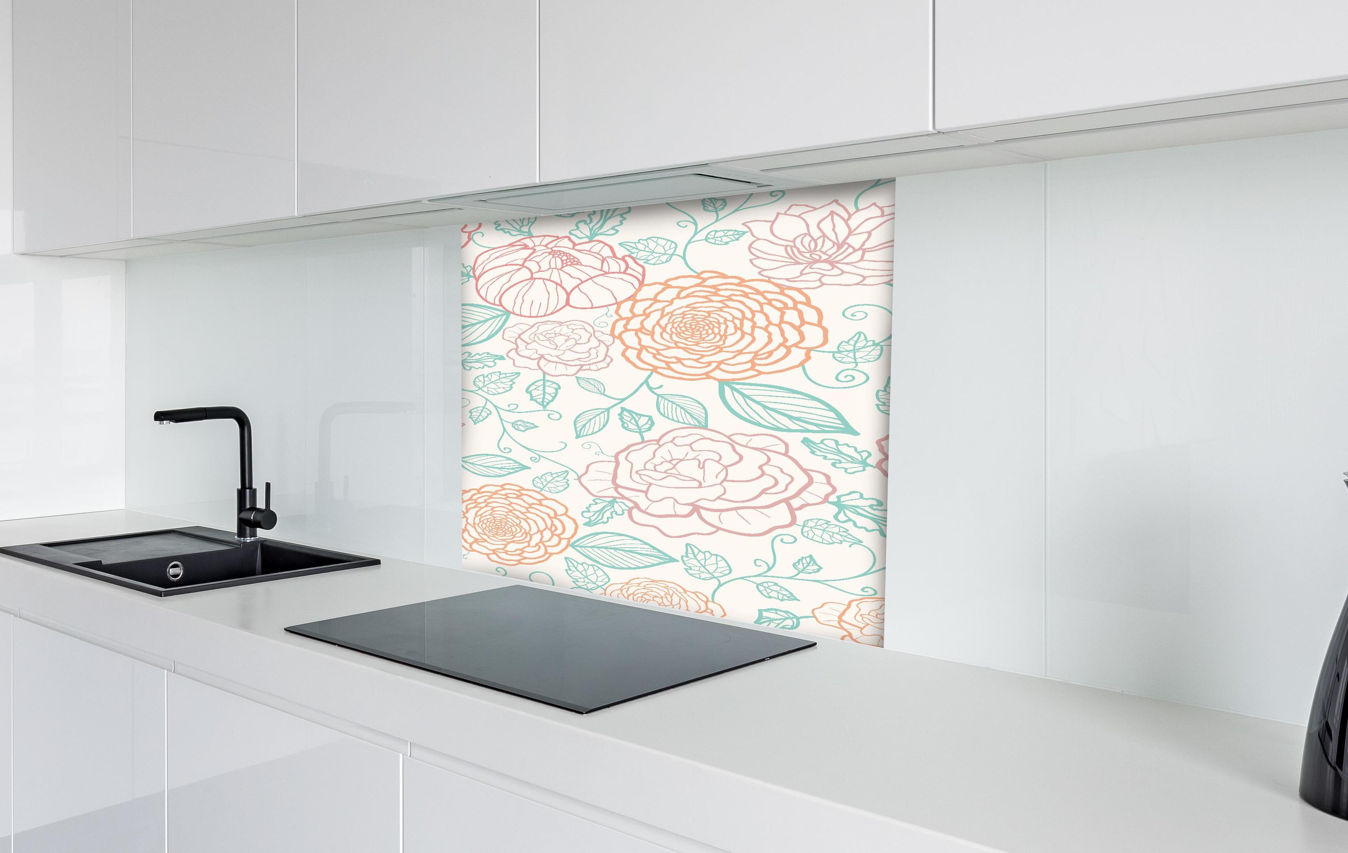 Spritzschutz - Pfirsich-Rosa Florale Zeichnung Wanddekor hinter einem Cerankochfeld zwischen Holz-Kochutensilien