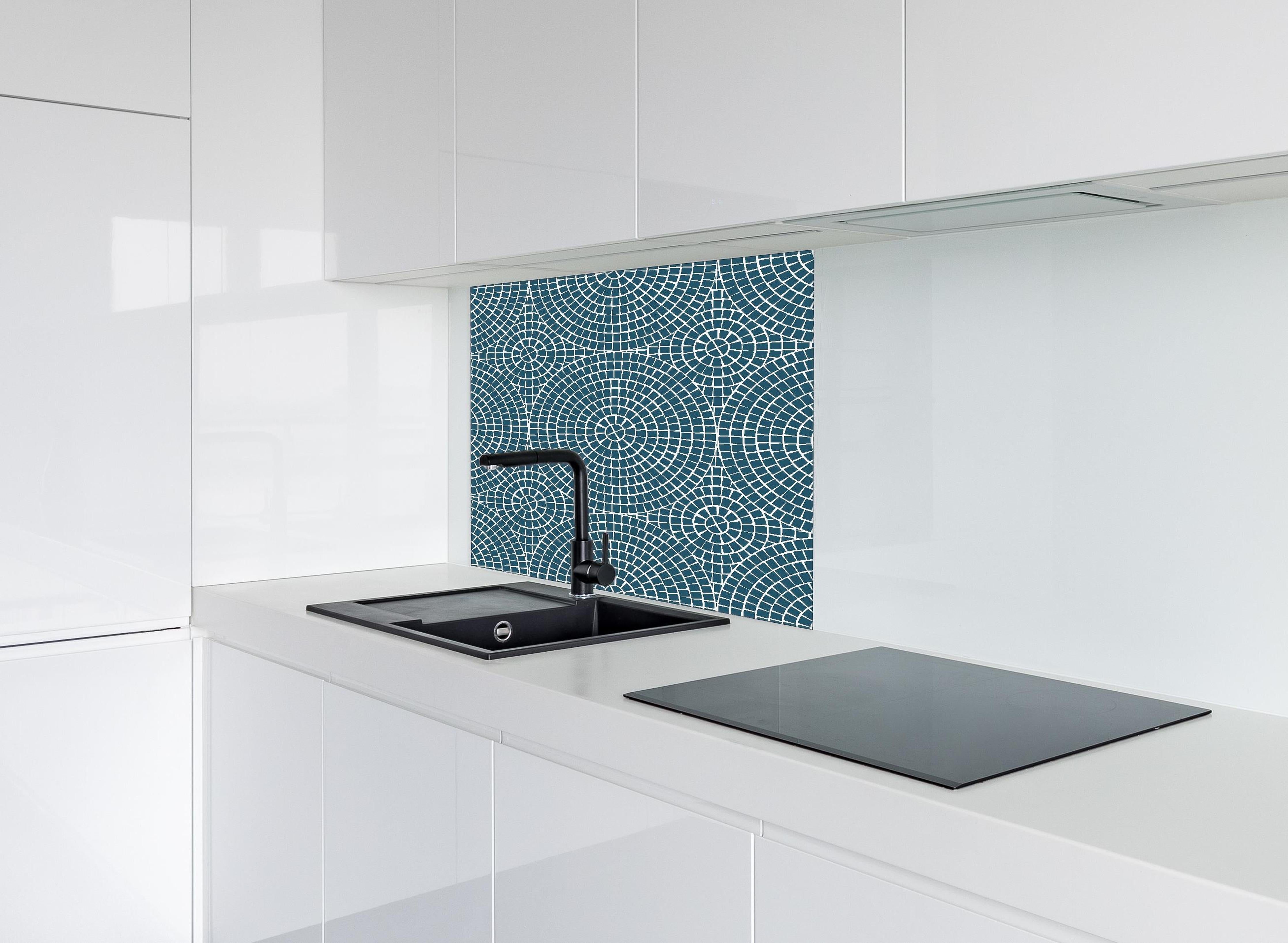 Spritzschutz - Pietre Mosaico Blu Petrolio hinter einem Cerankochfeld zwischen Holz-Kochutensilien