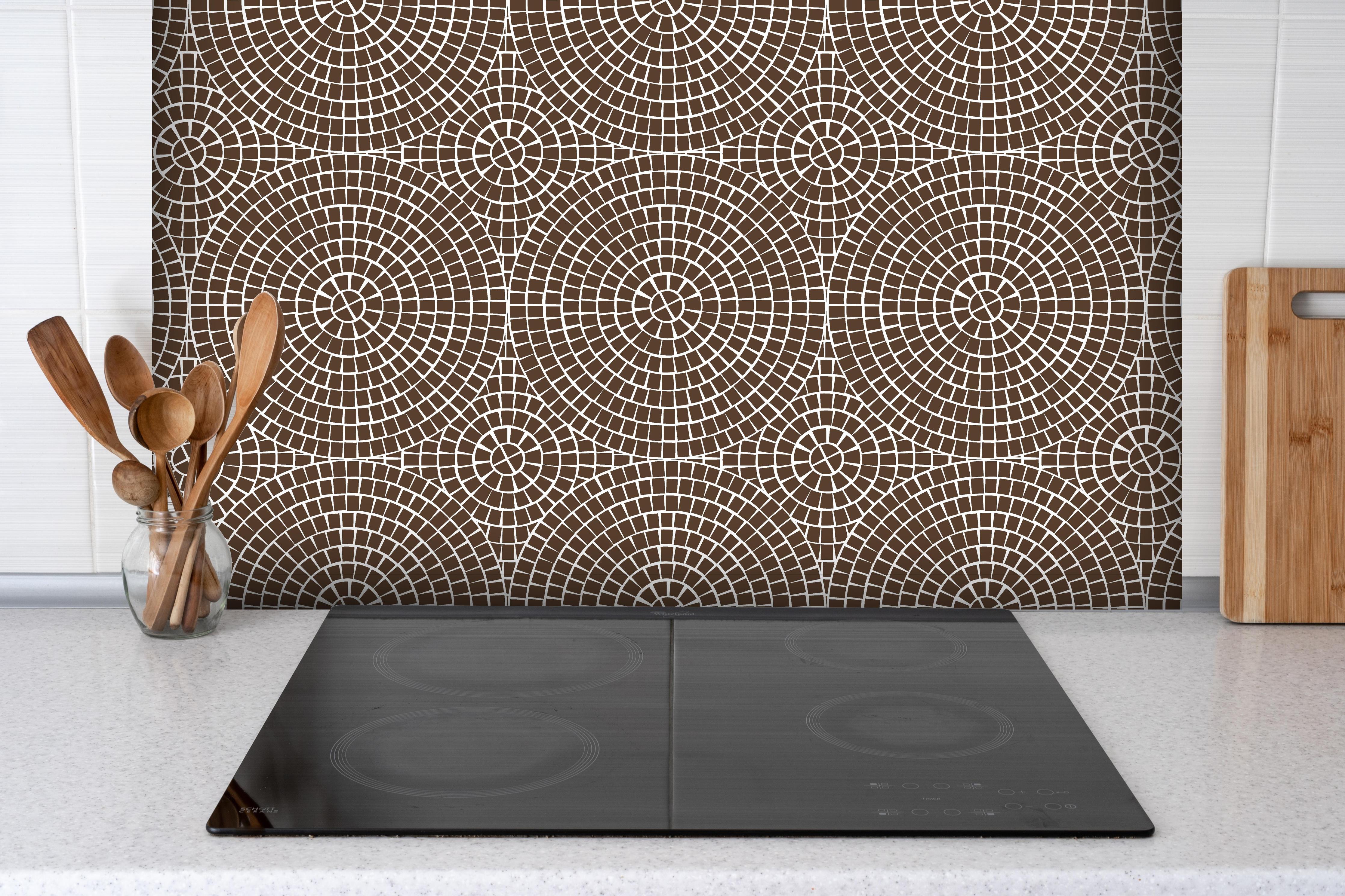 Spritzschutz - Pietre Mosaico Caffè hinter einem Cerankochfeld zwischen Holz-Kochutensilien