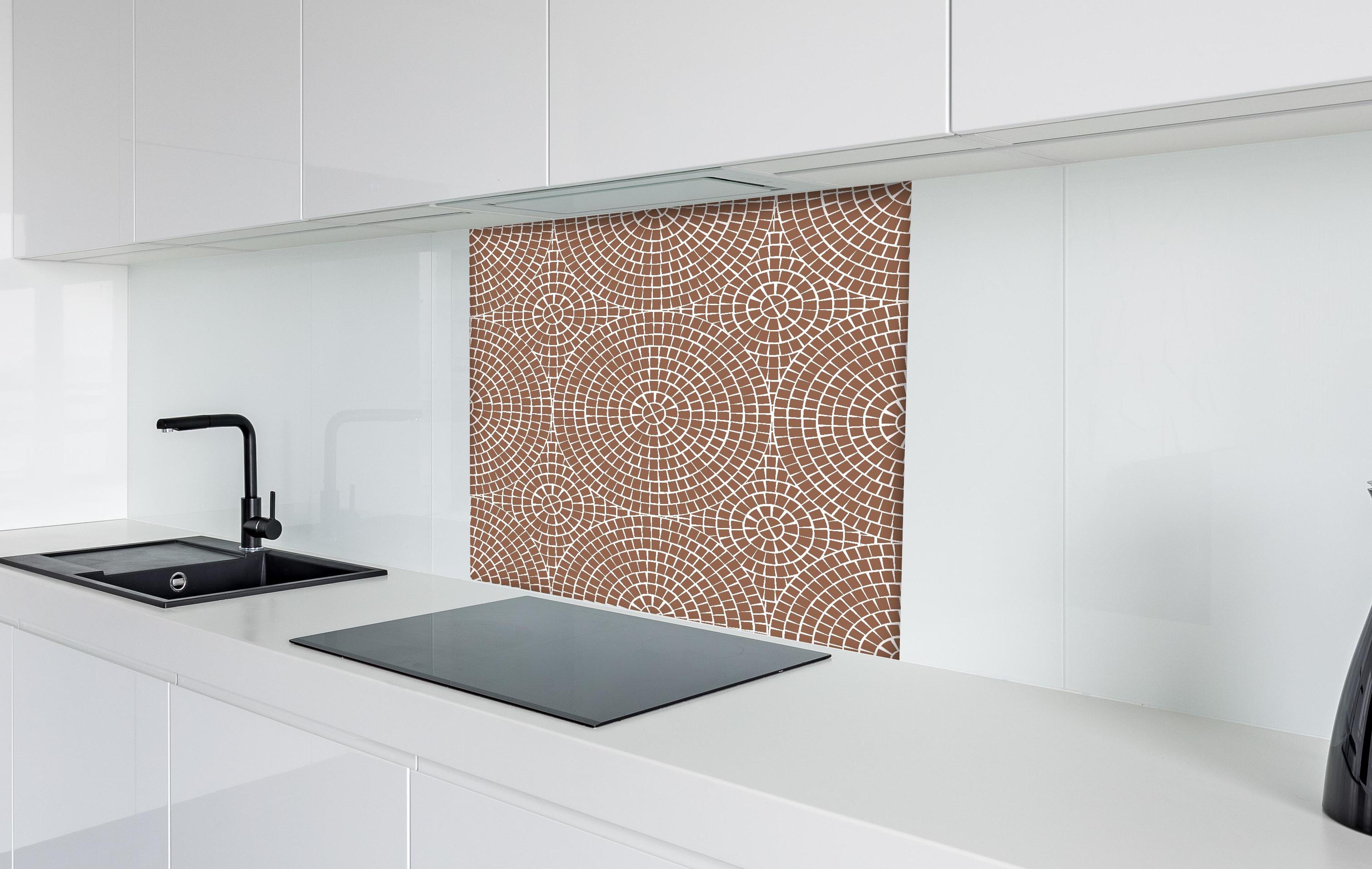 Spritzschutz - Pietre Mosaico Cannella hinter einem Cerankochfeld zwischen Holz-Kochutensilien