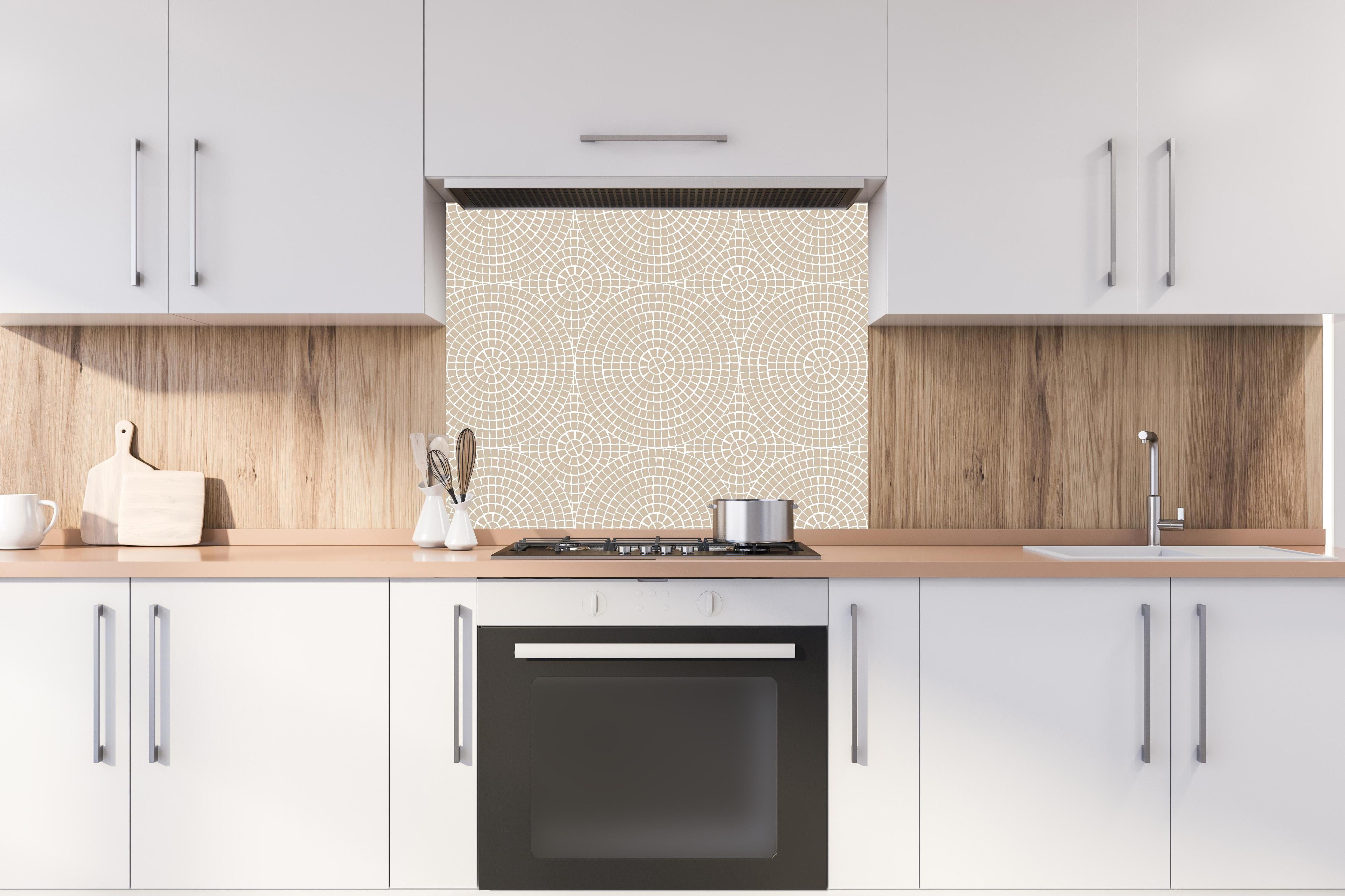Spritzschutz - Pietre Mosaico Cappuccino hinter einem Cerankochfeld zwischen Holz-Kochutensilien