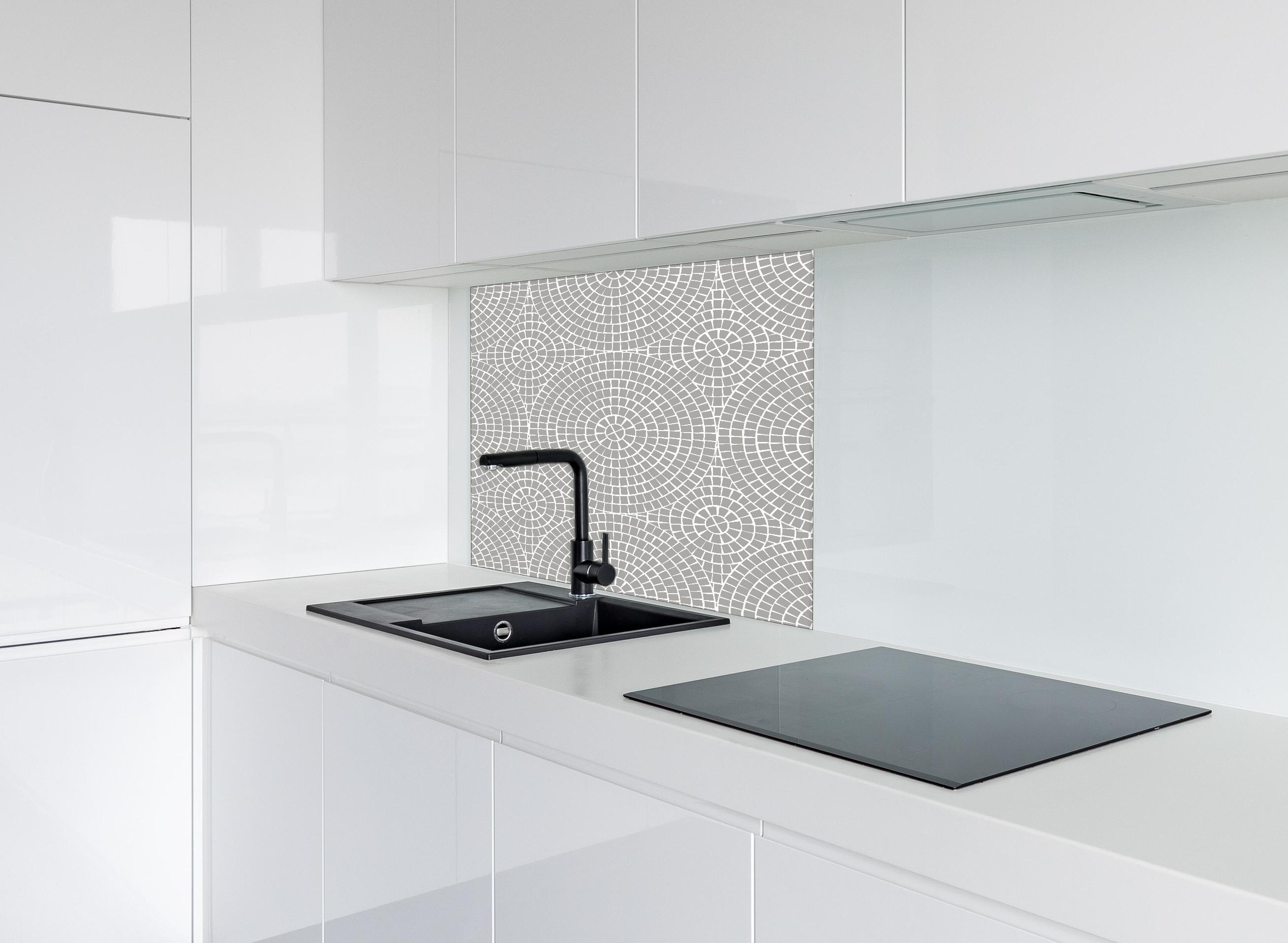 Spritzschutz - Pietre Mosaico Cemento hinter einem Cerankochfeld zwischen Holz-Kochutensilien