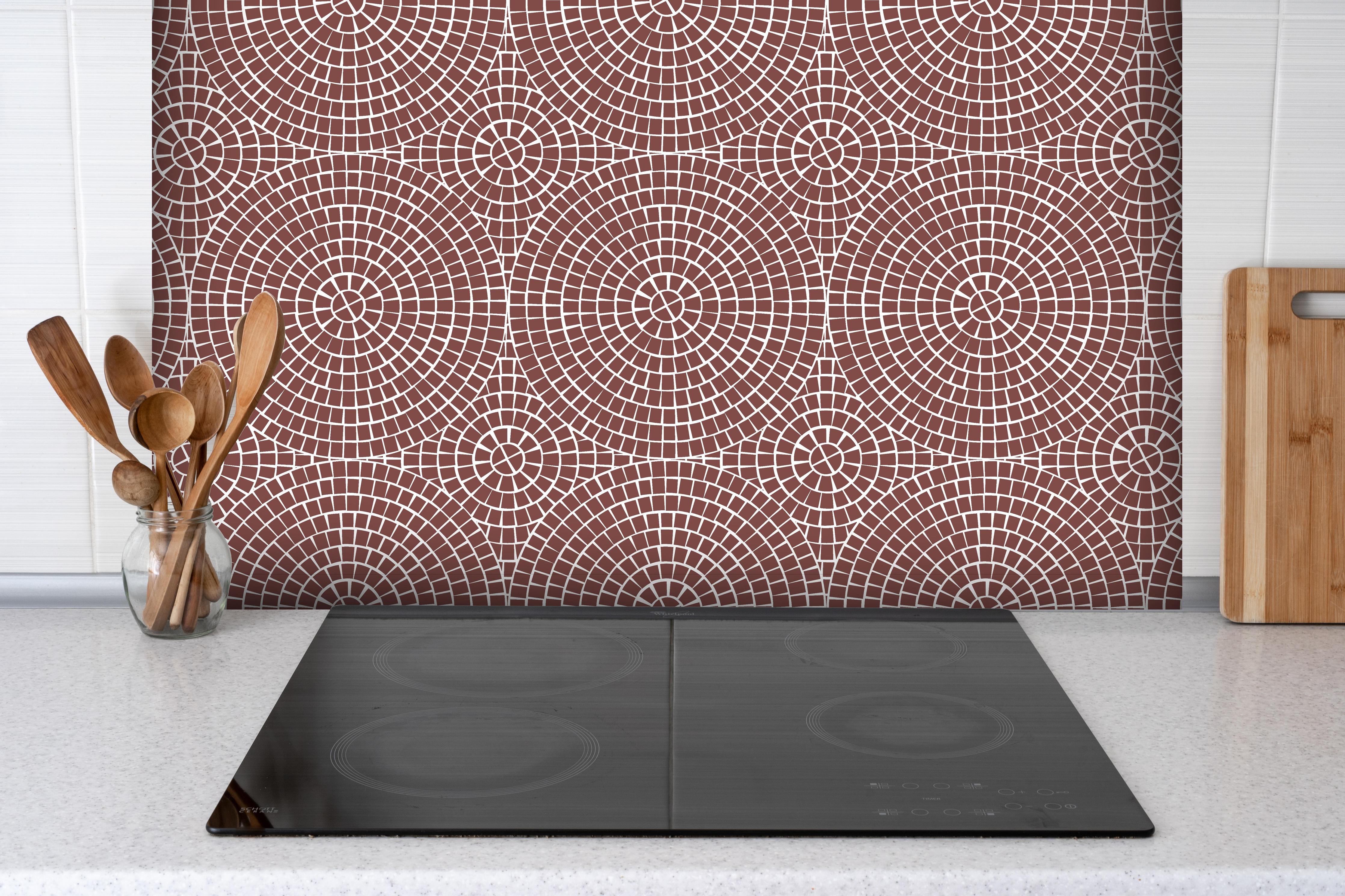 Spritzschutz - Pietre Mosaico Mattone hinter einem Cerankochfeld zwischen Holz-Kochutensilien