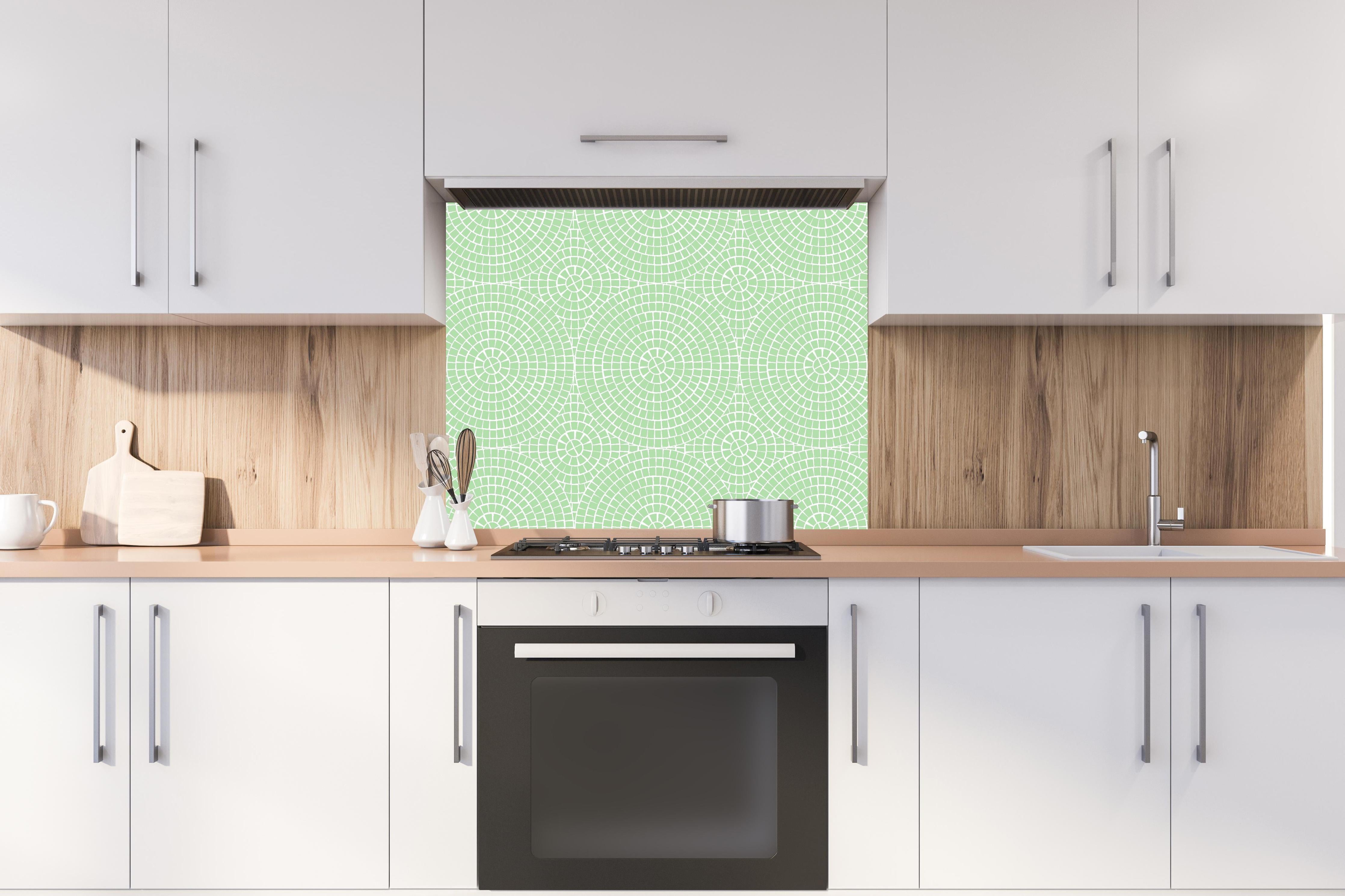 Spritzschutz - Pietre Mosaico Muschio hinter einem Cerankochfeld zwischen Holz-Kochutensilien