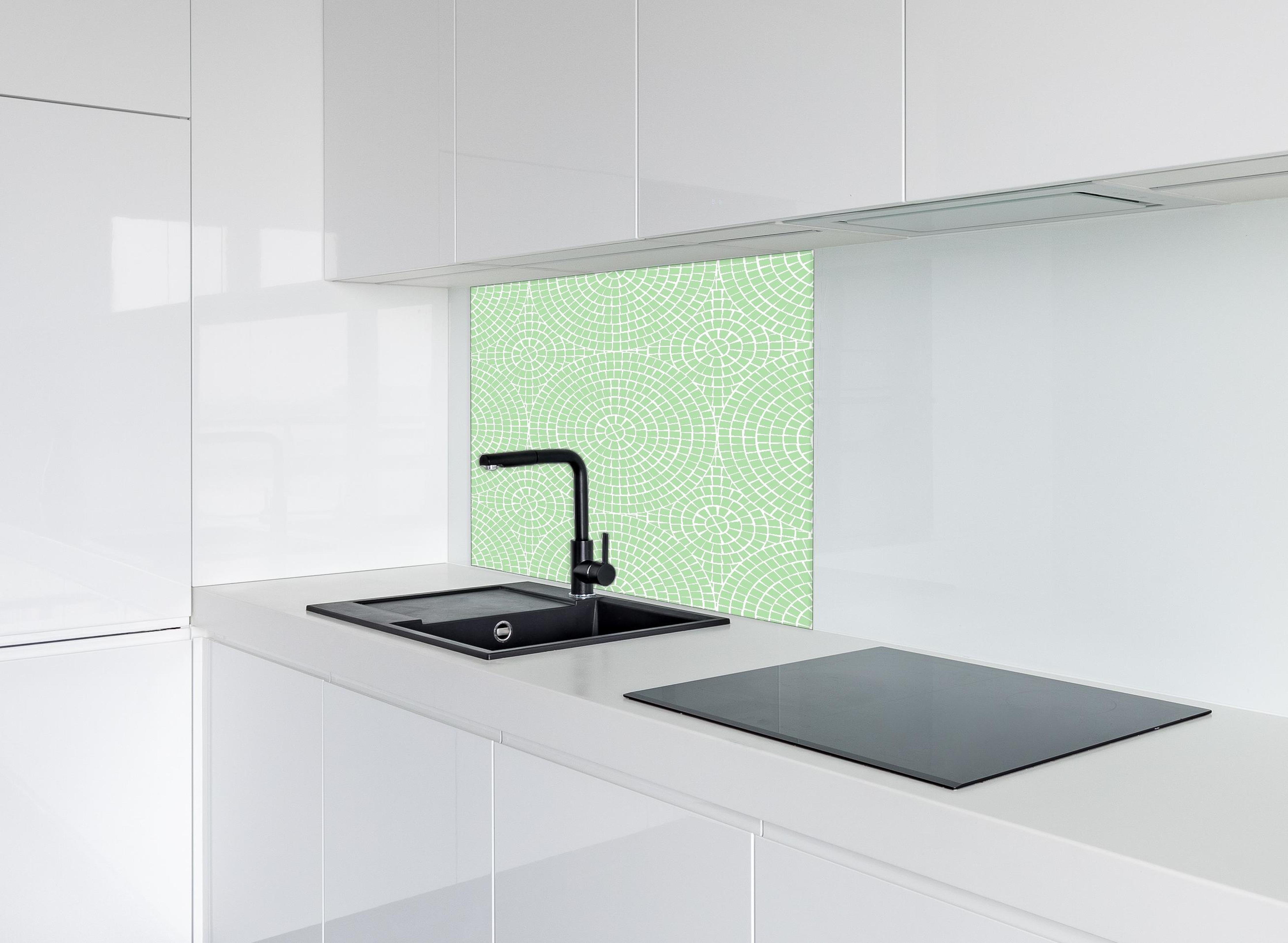 Spritzschutz - Pietre Mosaico Muschio hinter einem Cerankochfeld zwischen Holz-Kochutensilien