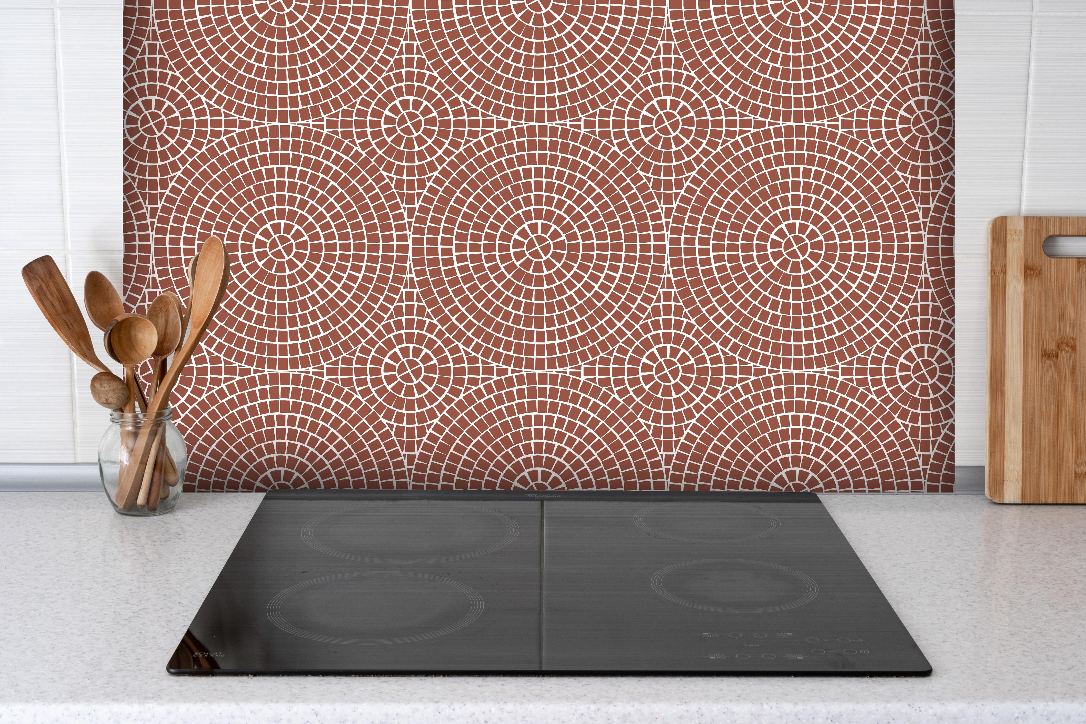 Spritzschutz - Pietre Mosaico Ruggine hinter einem Cerankochfeld zwischen Holz-Kochutensilien