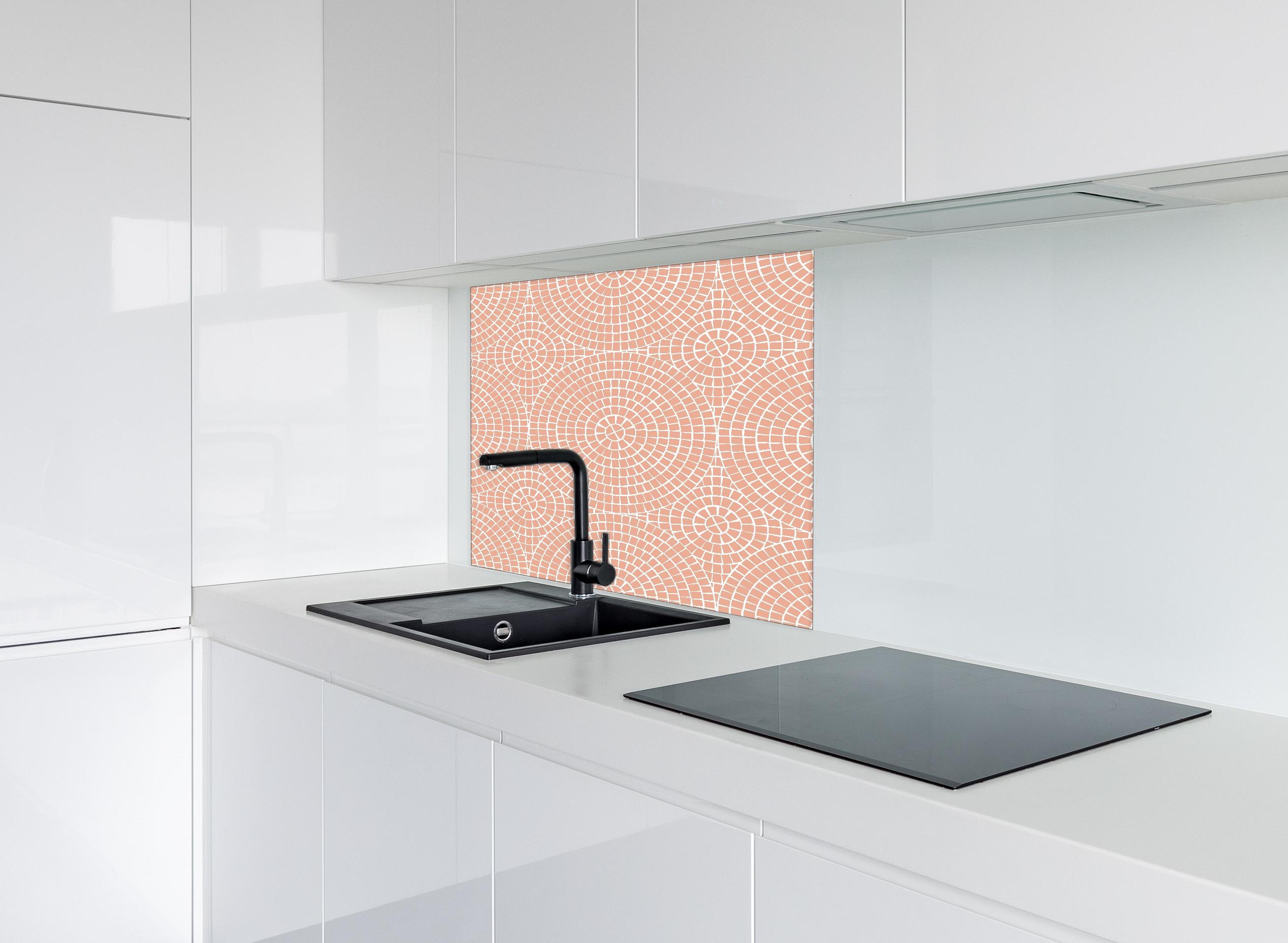Spritzschutz - Pietre Mosaico Salmone hinter einem Cerankochfeld zwischen Holz-Kochutensilien