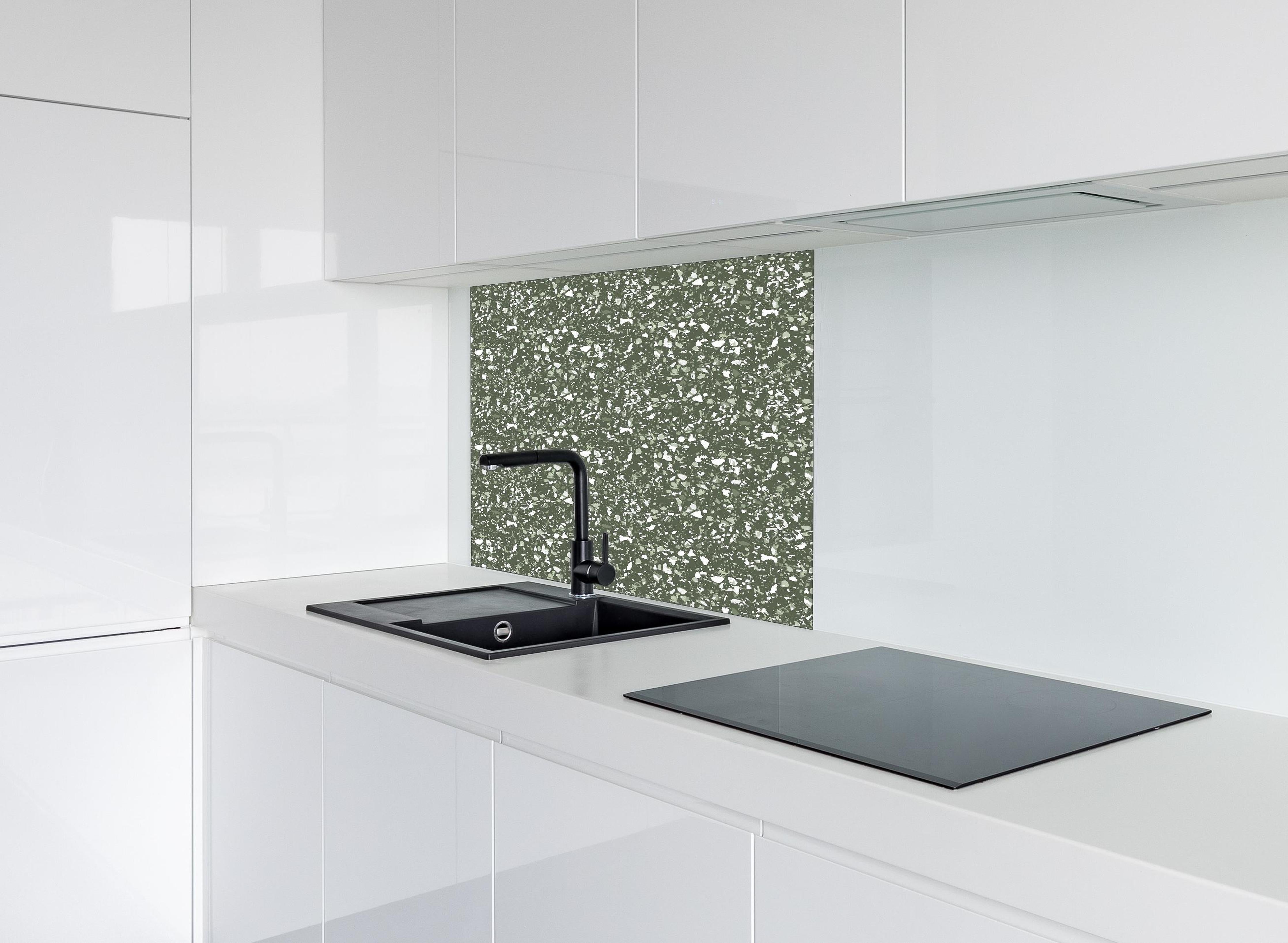 Spritzschutz - Pietre Terrazzo Bosco hinter einem Cerankochfeld zwischen Holz-Kochutensilien