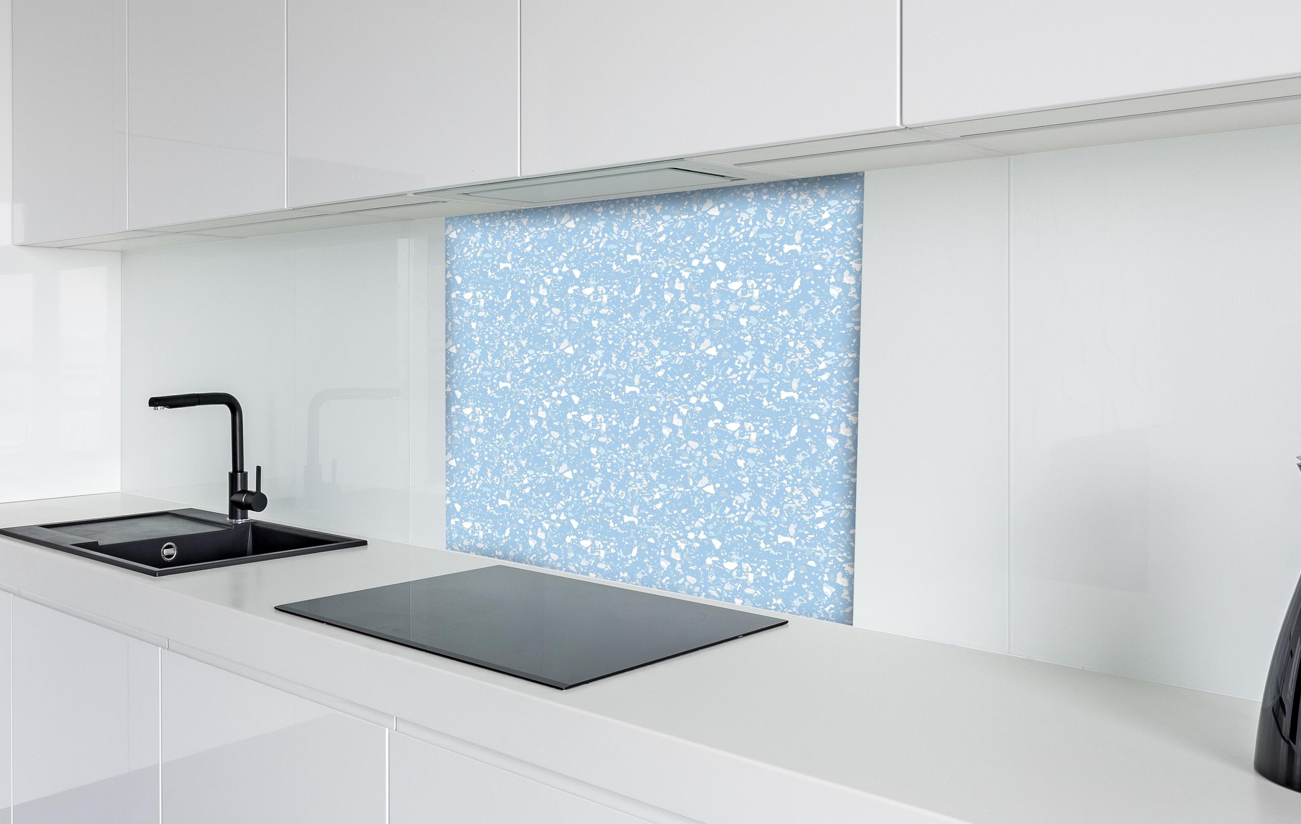 Spritzschutz - Pietre Terrazzo Cielo hinter einem Cerankochfeld zwischen Holz-Kochutensilien