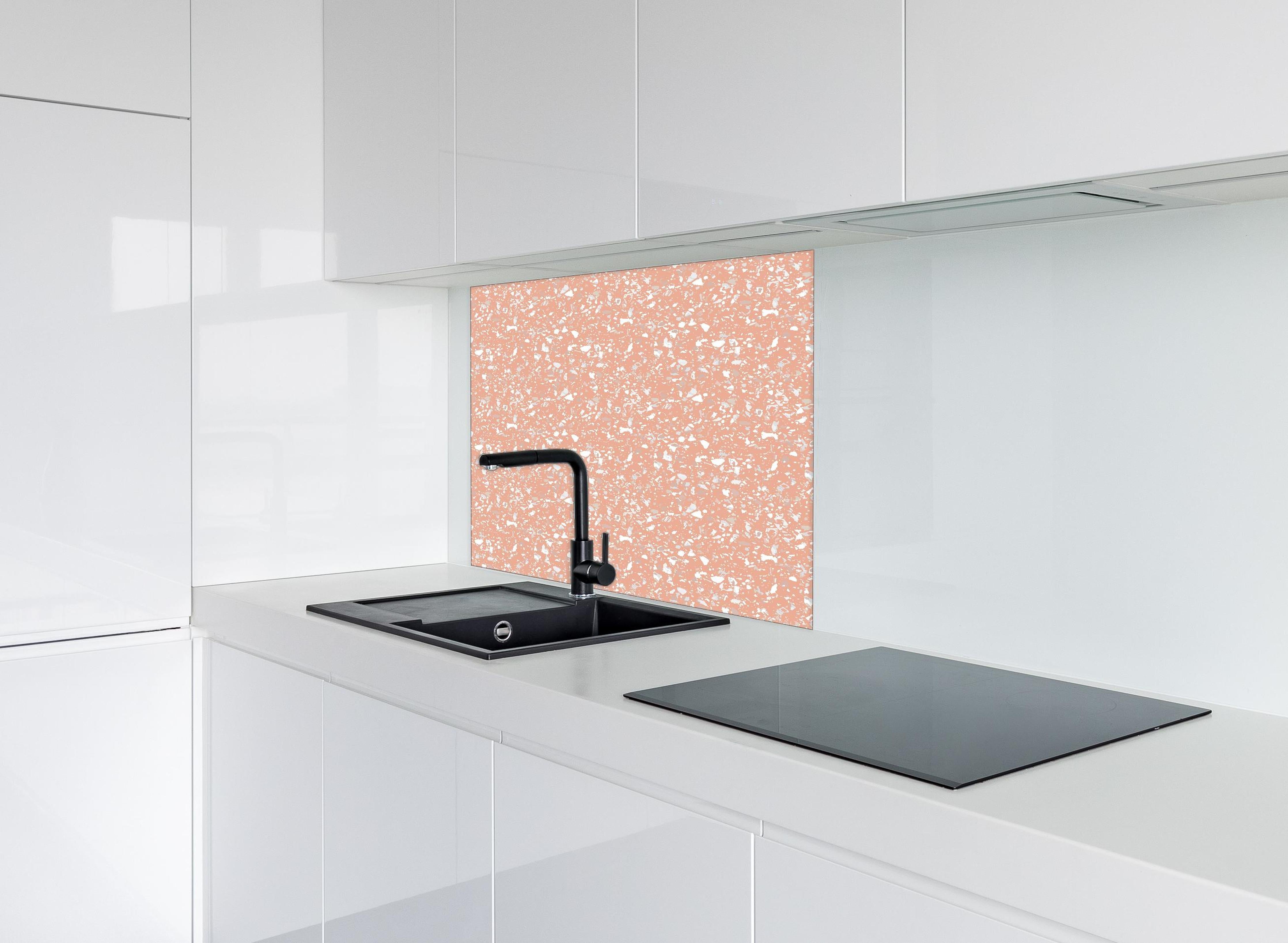 Spritzschutz - Pietre Terrazzo Salmone hinter einem Cerankochfeld zwischen Holz-Kochutensilien