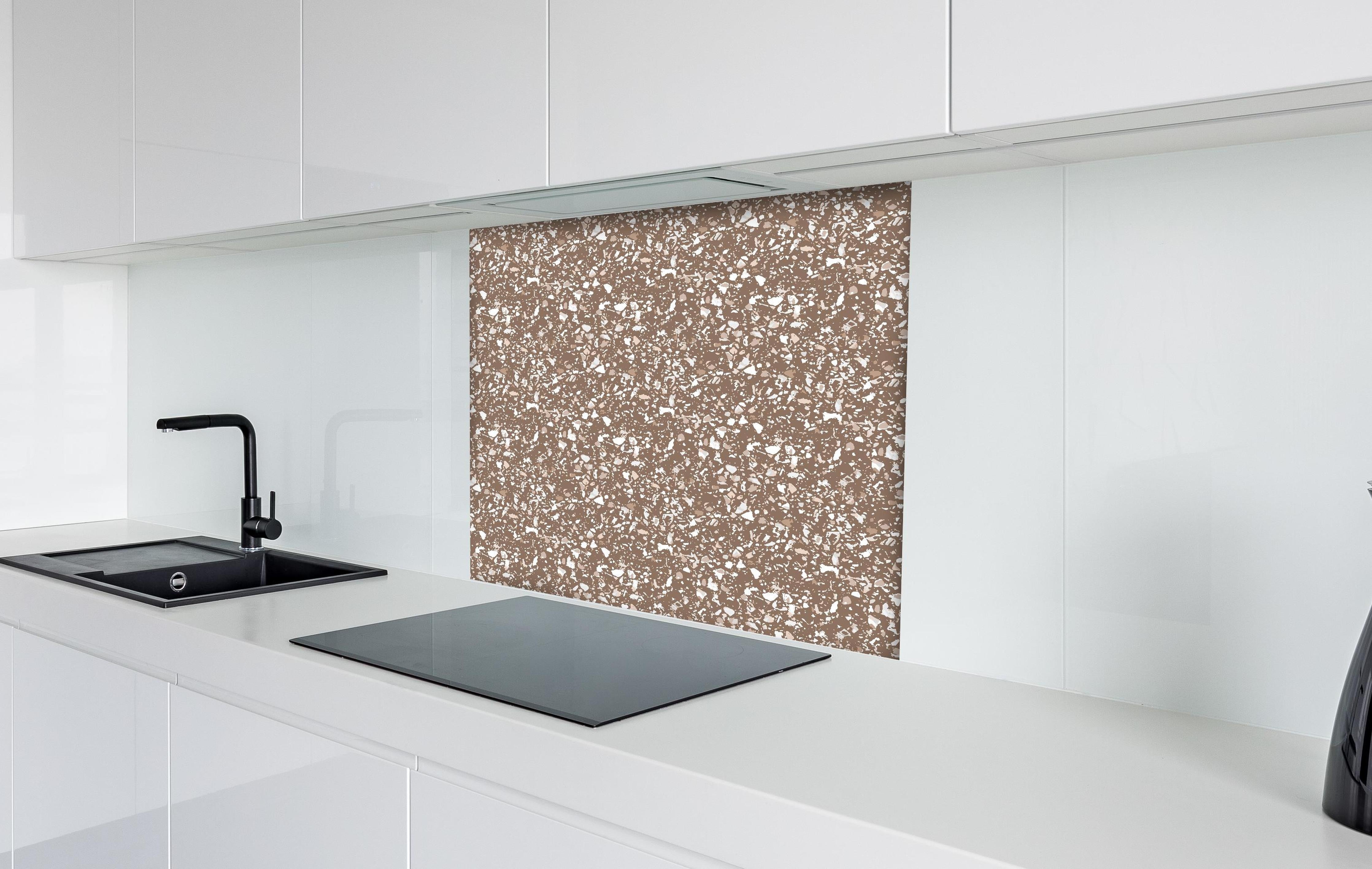 Spritzschutz - Pietre Terrazzo Sigaro hinter einem Cerankochfeld zwischen Holz-Kochutensilien