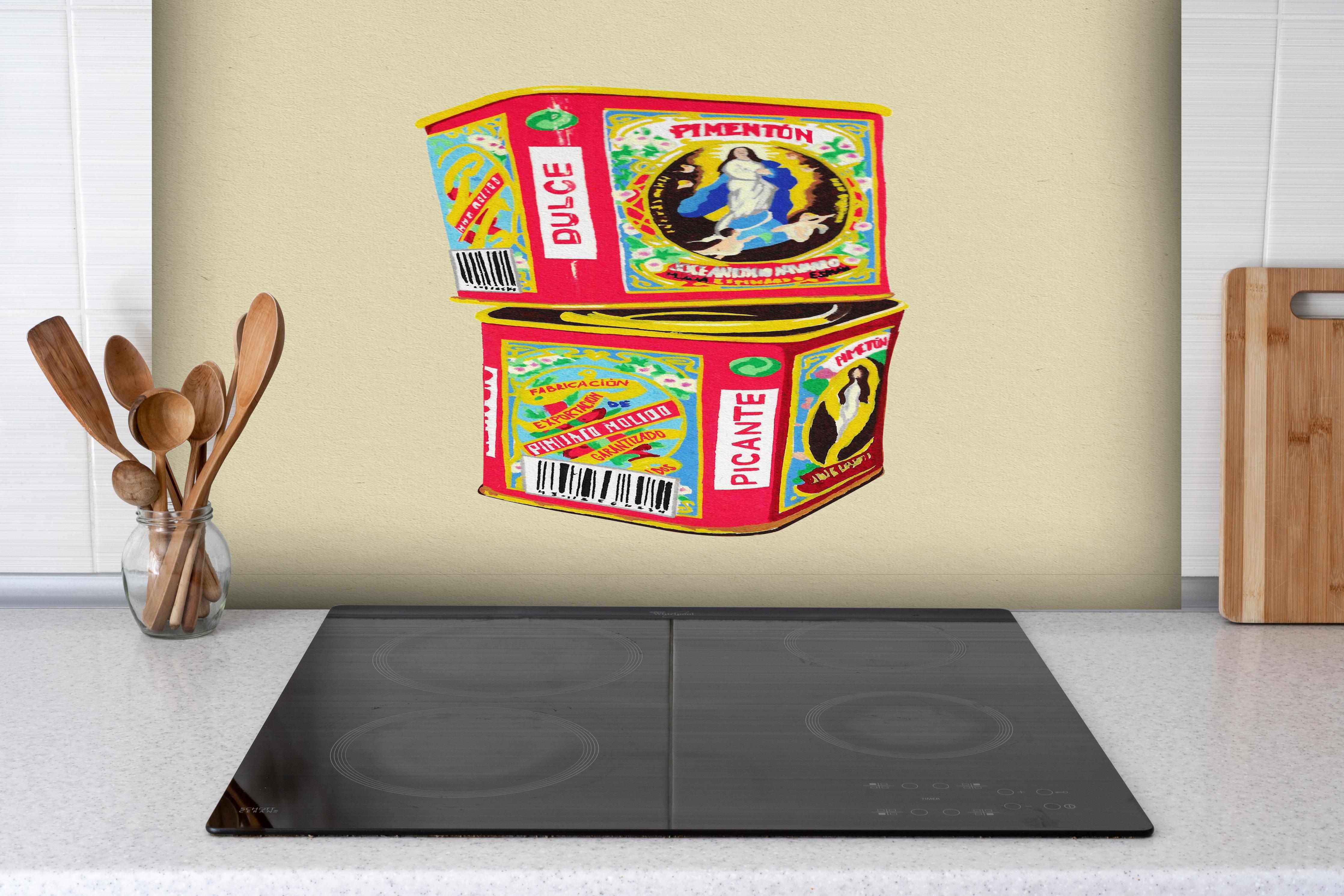 Spritzschutz - Pimentón hinter einem Cerankochfeld zwischen Holz-Kochutensilien