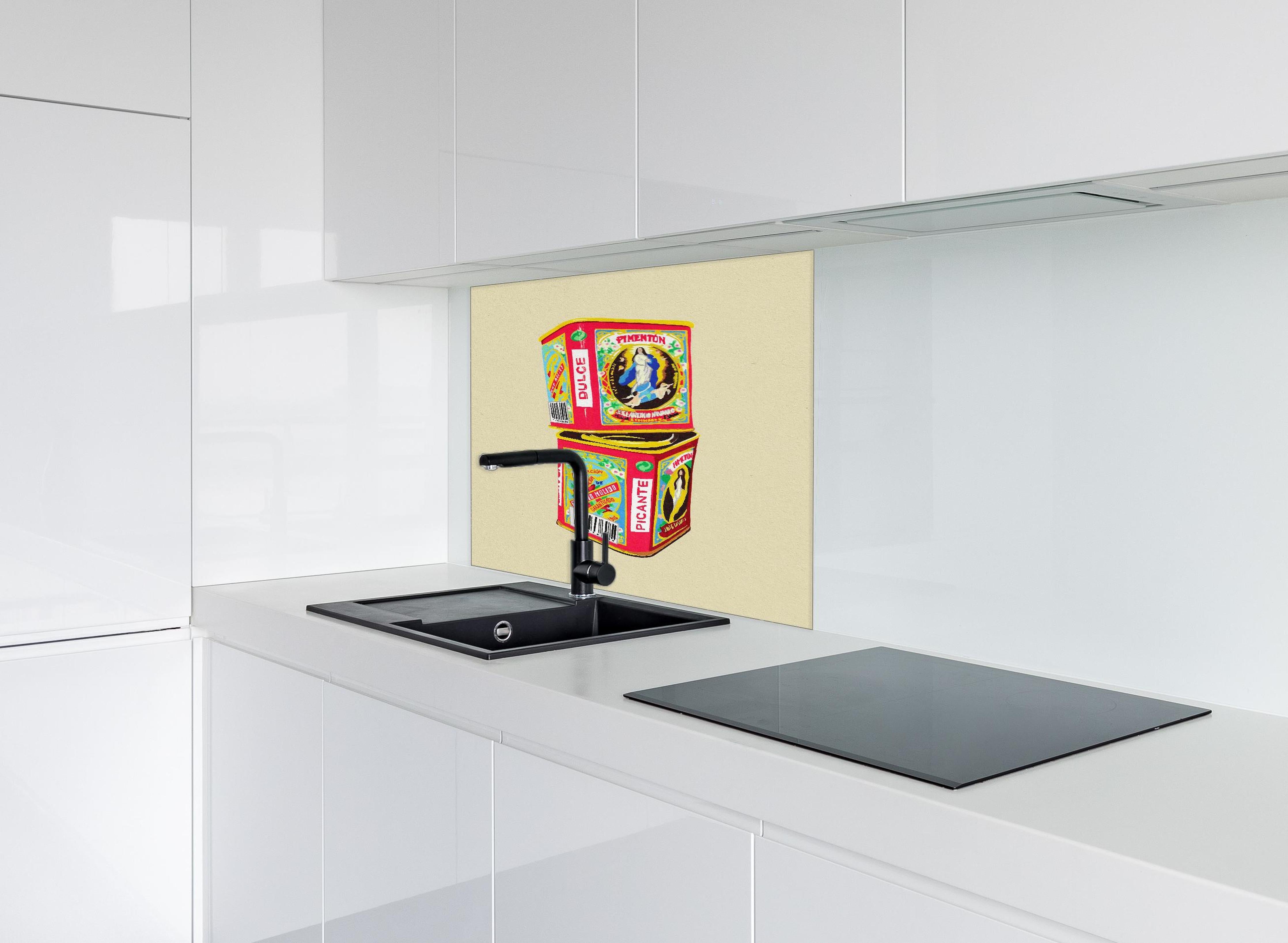 Spritzschutz - Pimentón hinter einem Cerankochfeld zwischen Holz-Kochutensilien