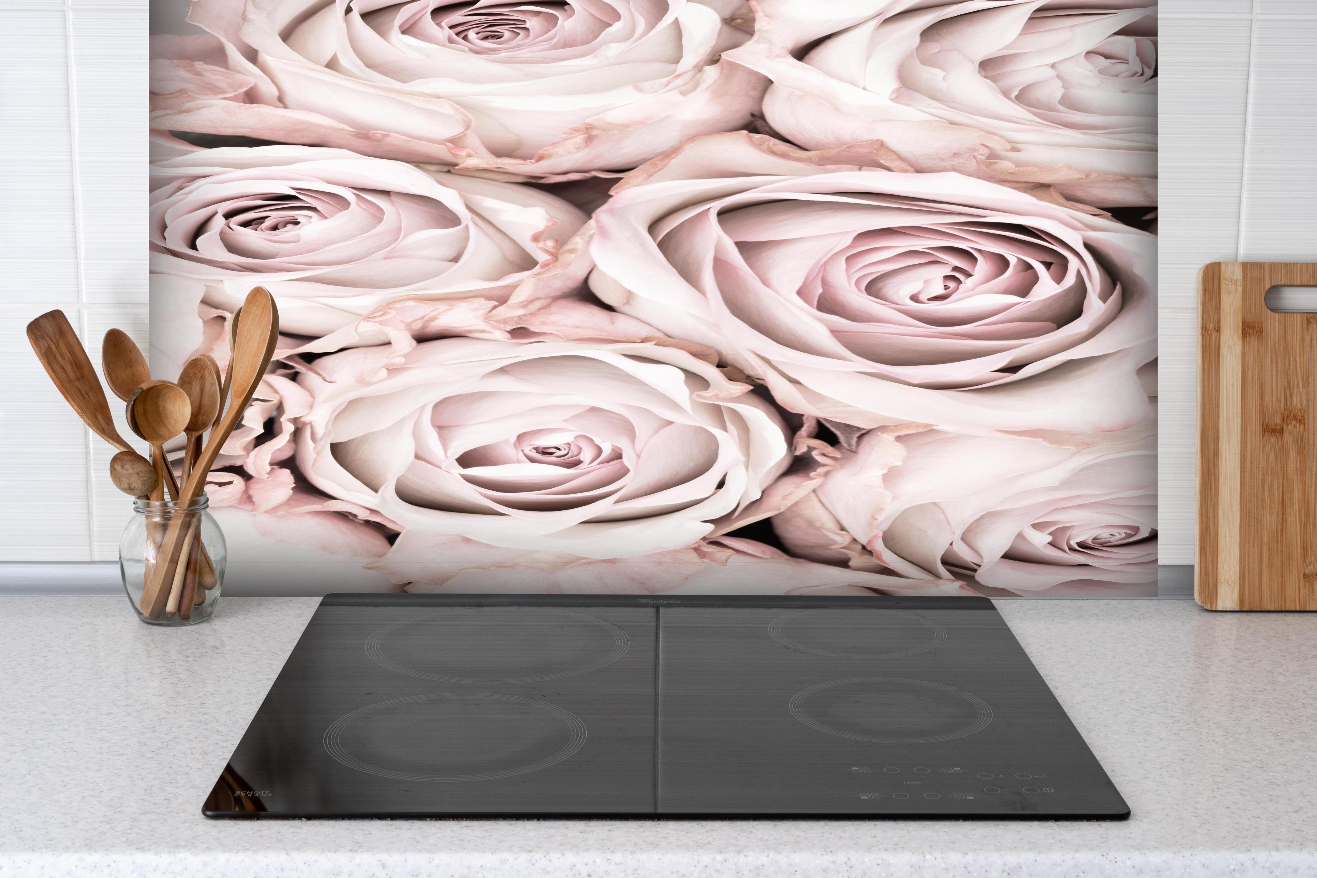 Spritzschutz - Pinke Rosen - Floral hinter einem Cerankochfeld zwischen Holz-Kochutensilien