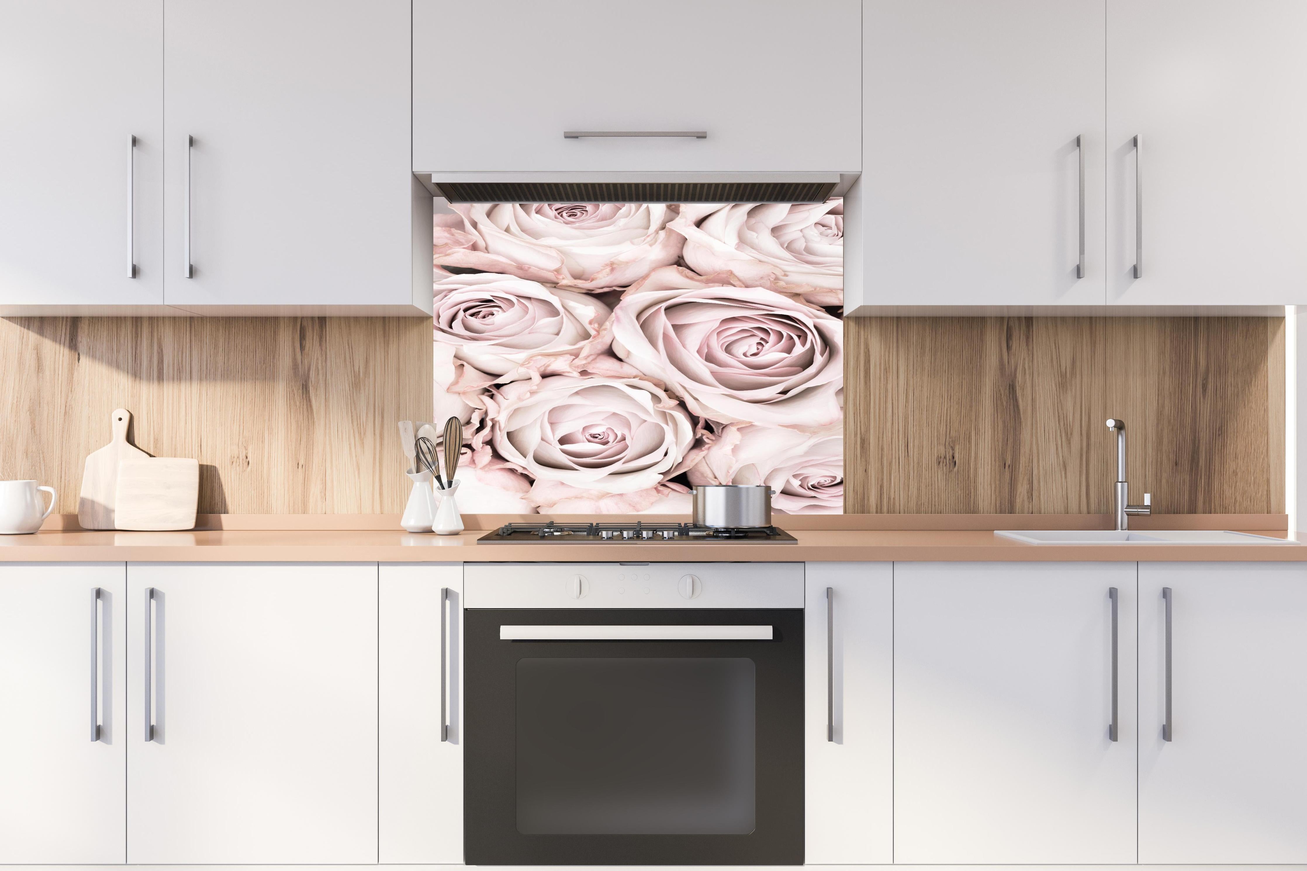 Spritzschutz - Pinke Rosen - Floral hinter einem Cerankochfeld zwischen Holz-Kochutensilien