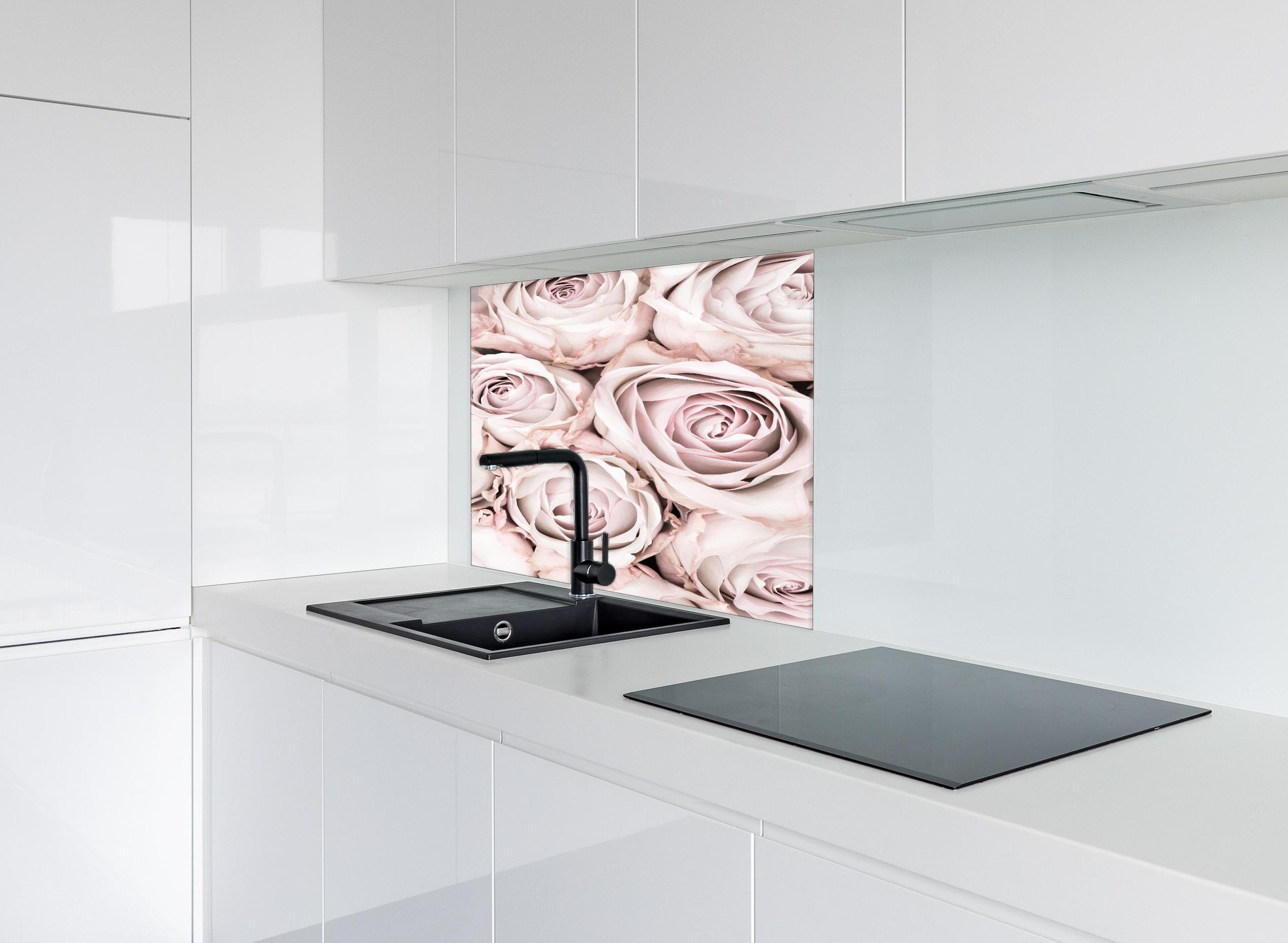 Spritzschutz - Pinke Rosen - Floral hinter einem Cerankochfeld zwischen Holz-Kochutensilien