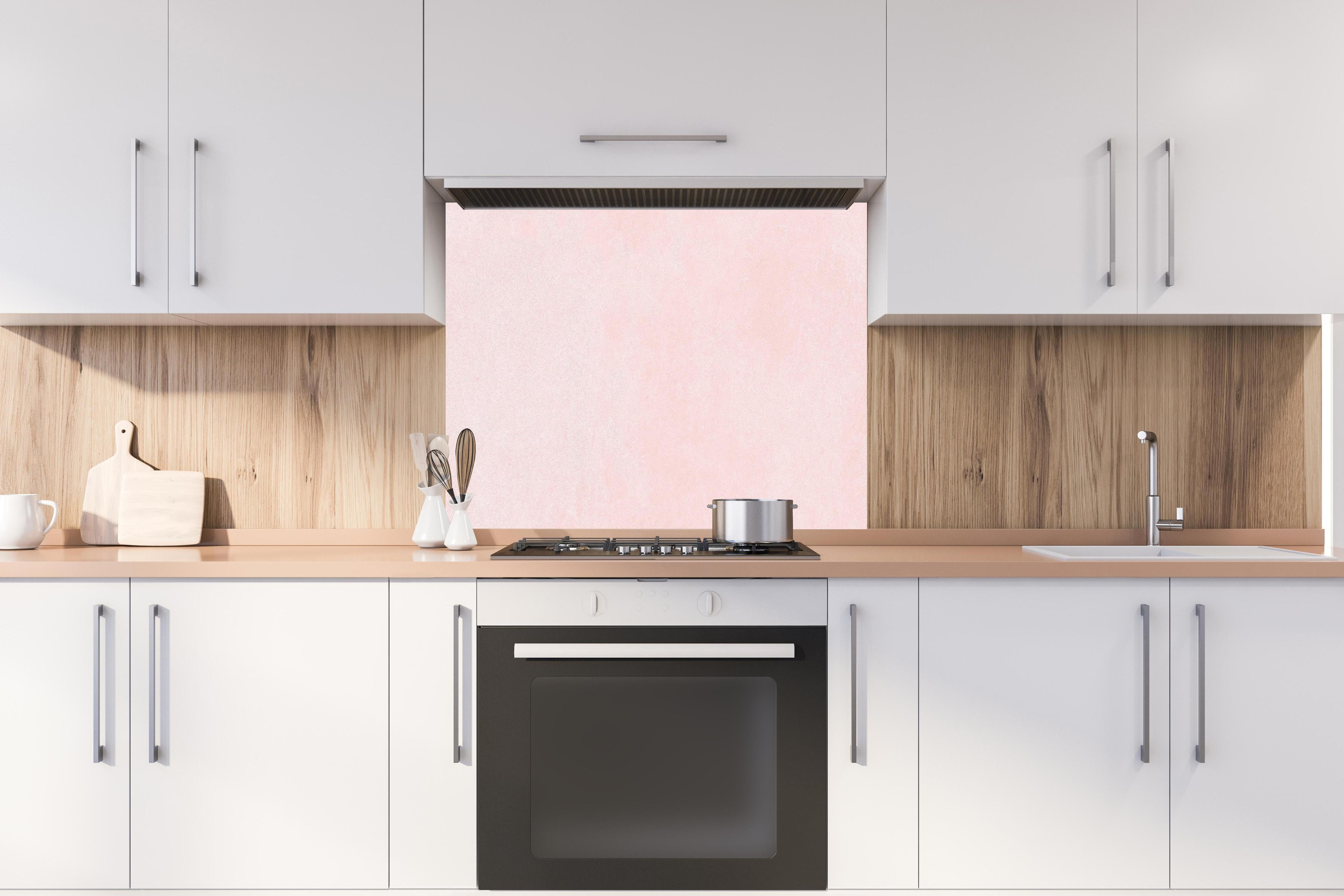 Spritzschutz - Pinke Wandtextur hinter einem Cerankochfeld zwischen Holz-Kochutensilien
