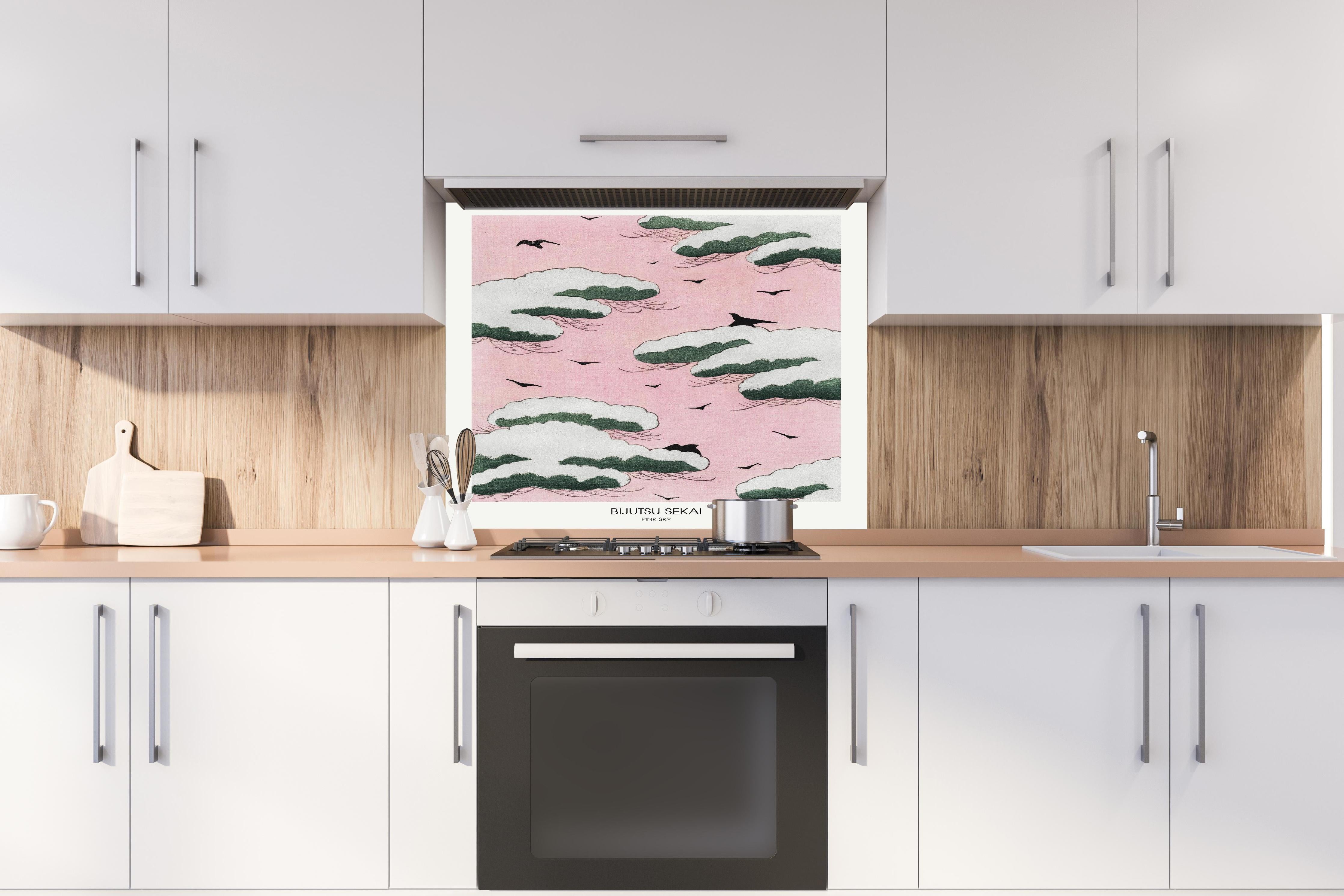 Spritzschutz - Pinker Himmel "Bijutsu Sekai" hinter einem Cerankochfeld zwischen Holz-Kochutensilien