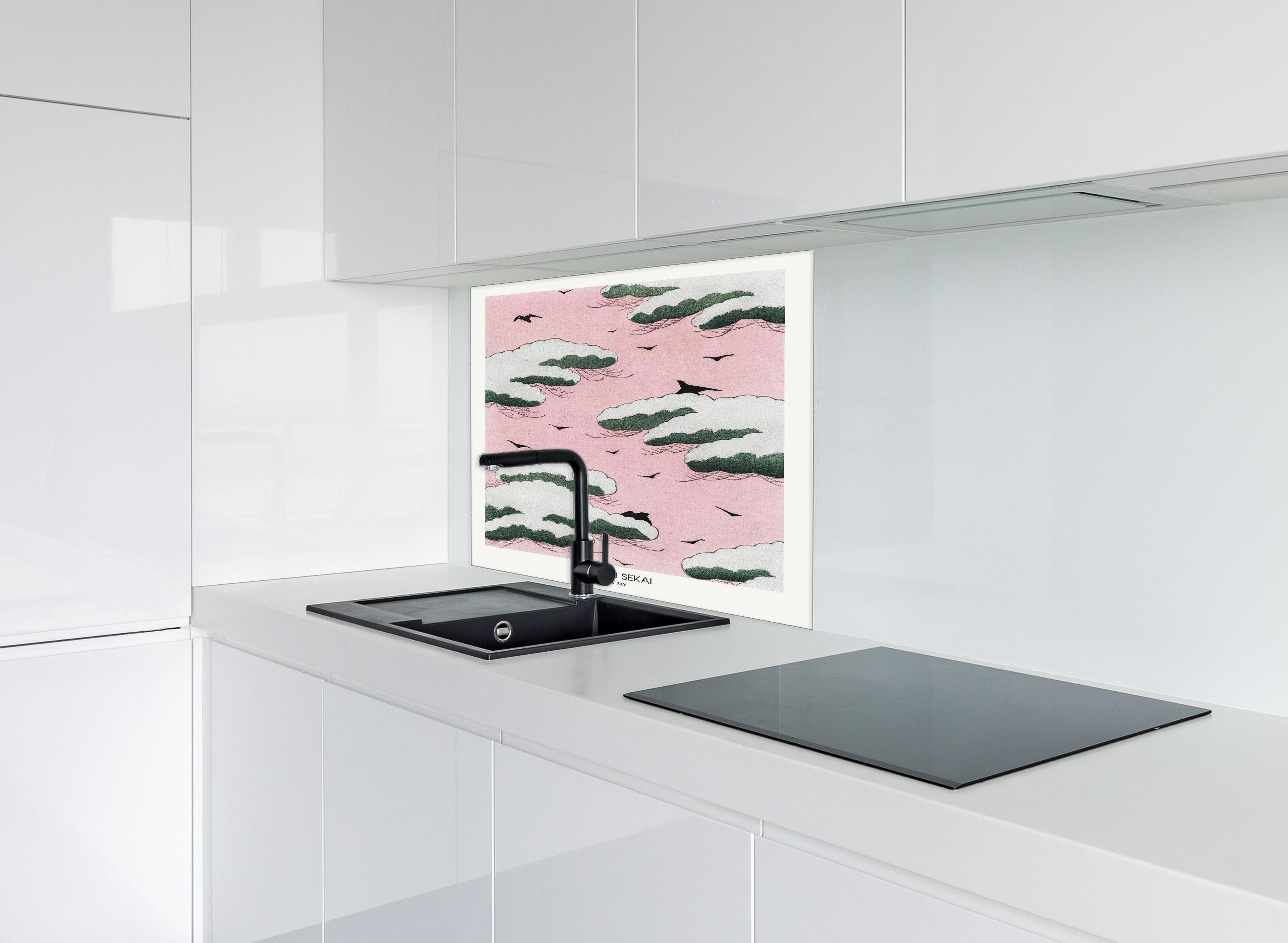 Spritzschutz - Pinker Himmel "Bijutsu Sekai" hinter einem Cerankochfeld zwischen Holz-Kochutensilien