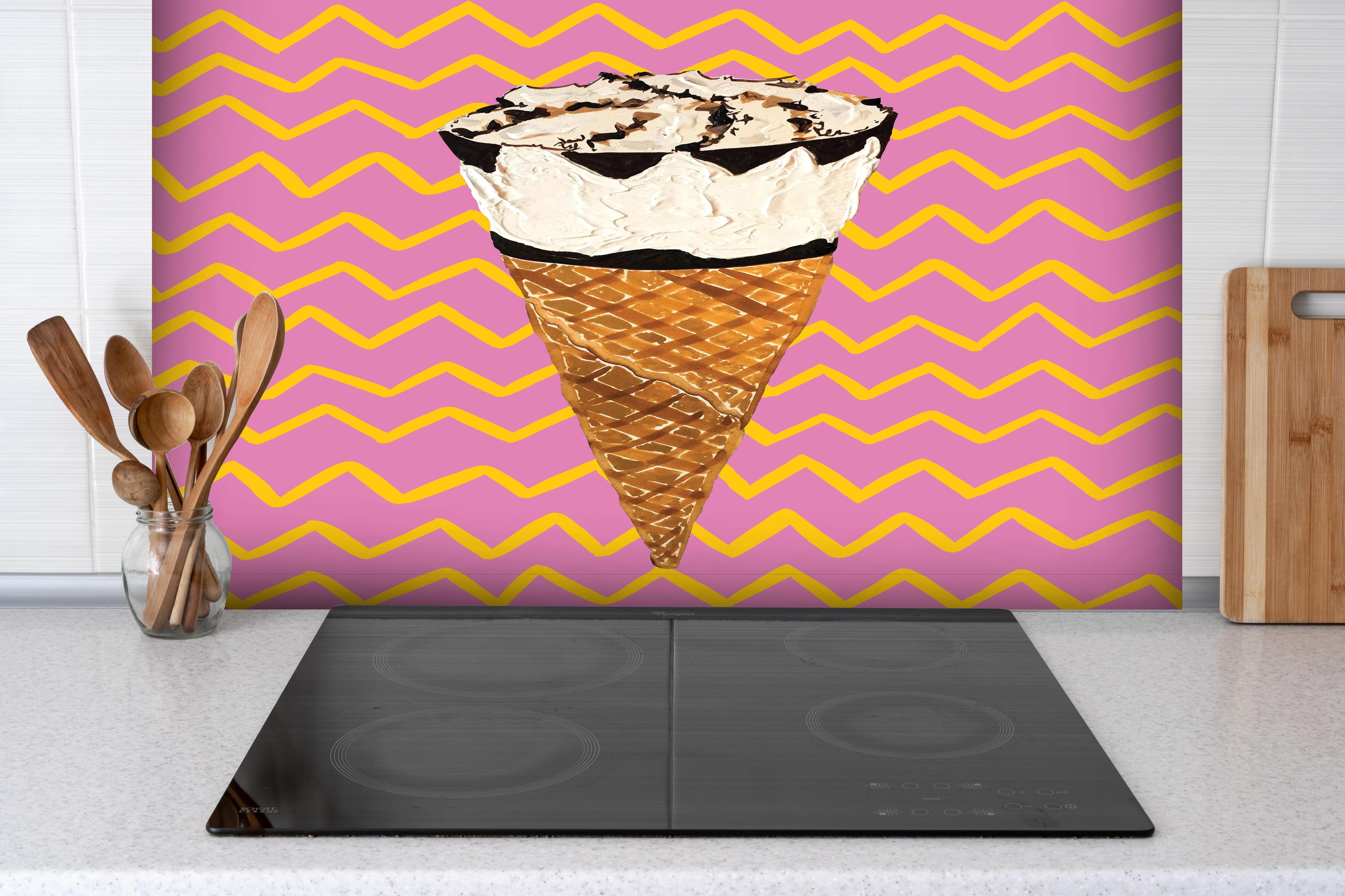 Spritzschutz - Pinkes Cornetto Eis - Gemälde hinter einem Cerankochfeld zwischen Holz-Kochutensilien