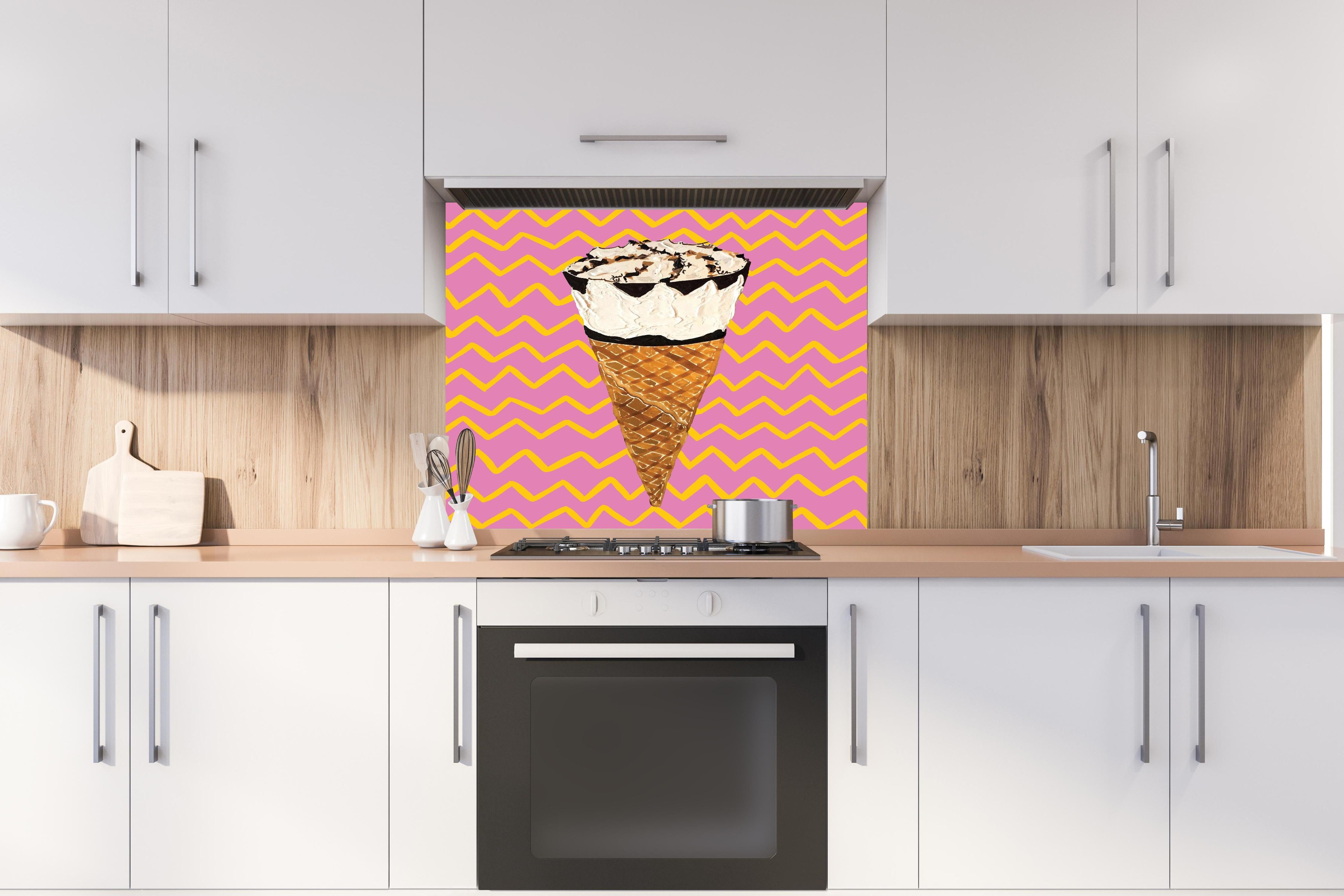 Spritzschutz - Pinkes Cornetto Eis - Gemälde hinter einem Cerankochfeld zwischen Holz-Kochutensilien