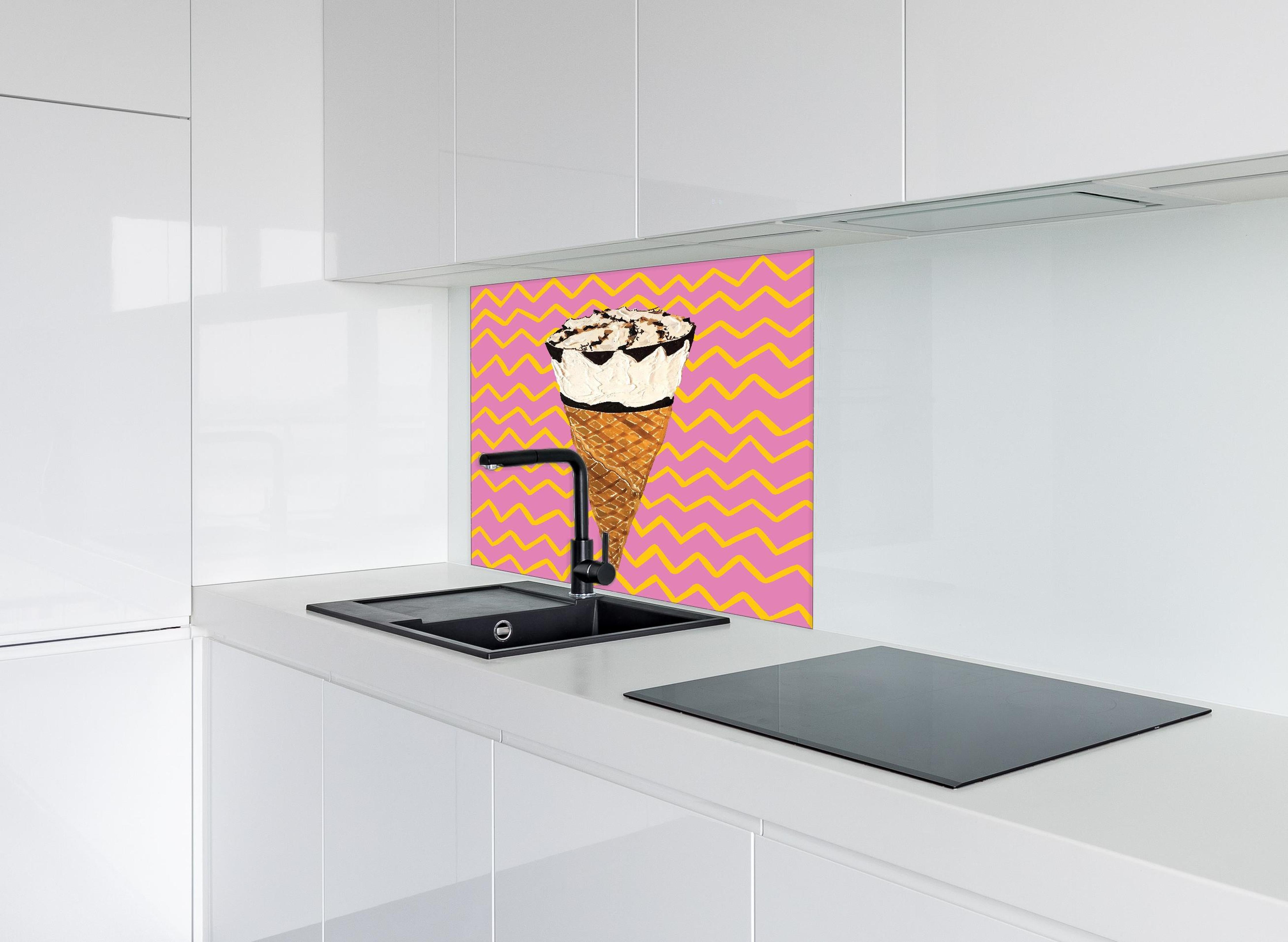 Spritzschutz - Pinkes Cornetto Eis - Gemälde hinter einem Cerankochfeld zwischen Holz-Kochutensilien