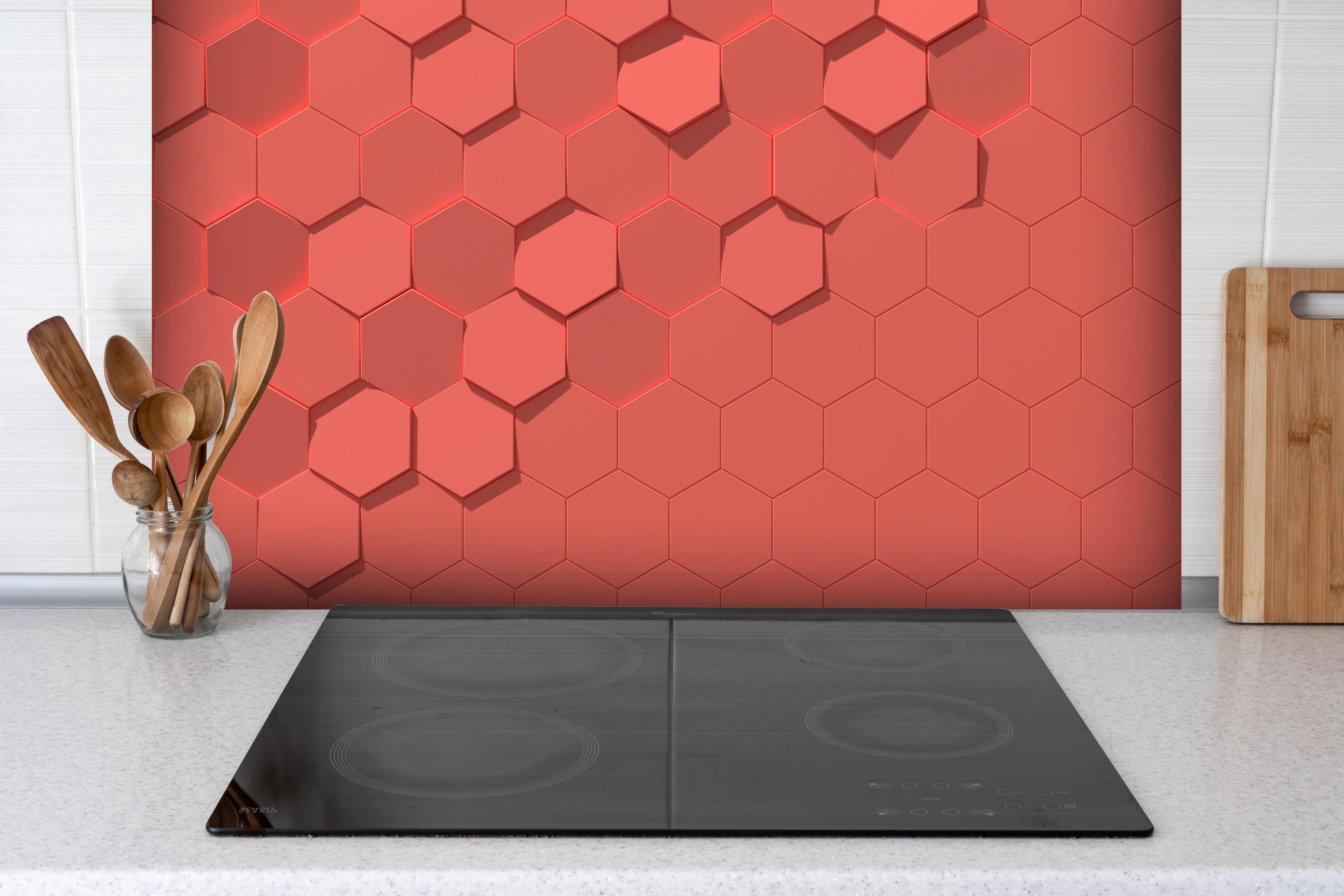 Spritzschutz - Pinkes Sechseck Muster hinter einem Cerankochfeld zwischen Holz-Kochutensilien