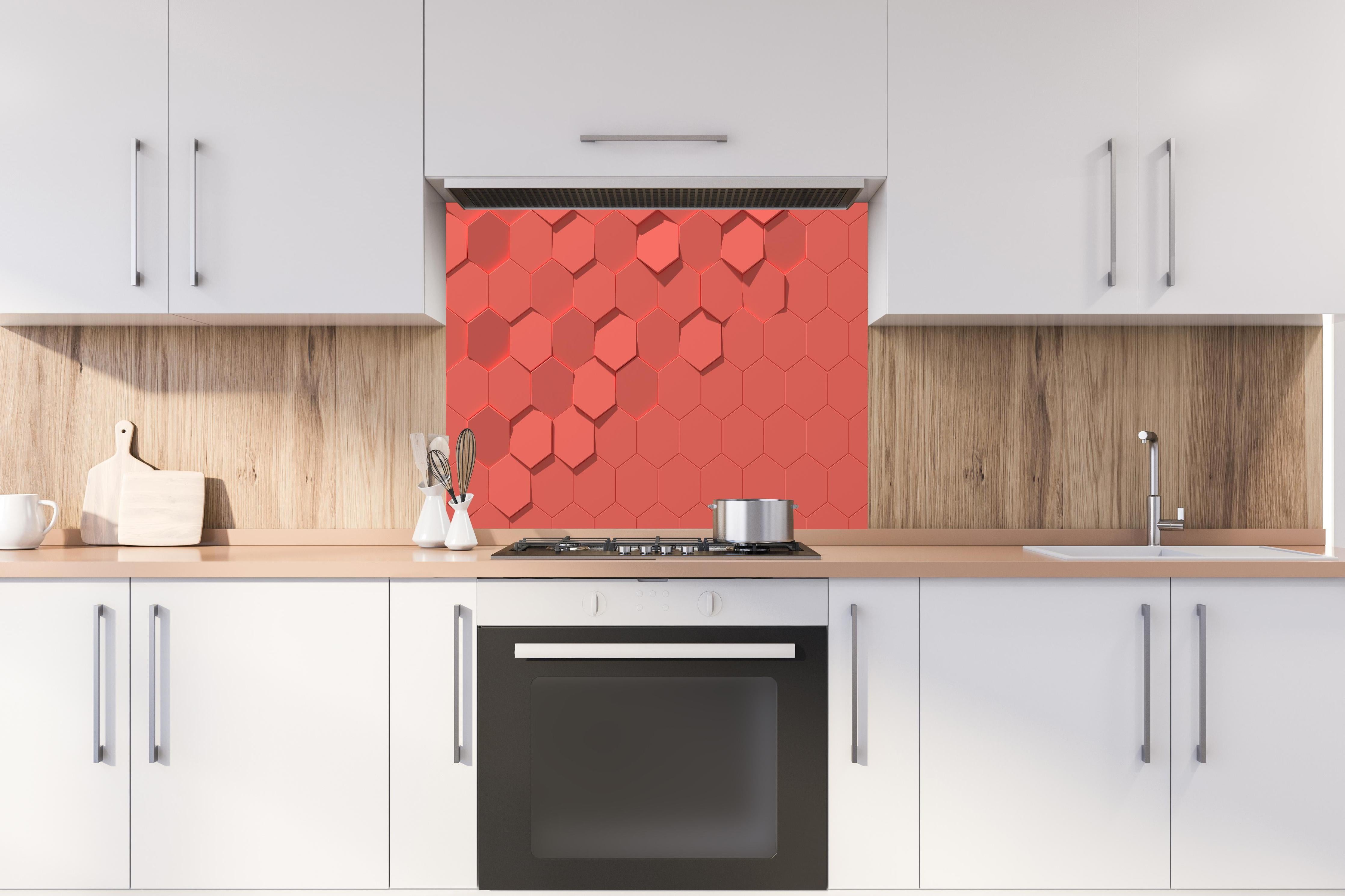 Spritzschutz - Pinkes Sechseck Muster hinter einem Cerankochfeld zwischen Holz-Kochutensilien