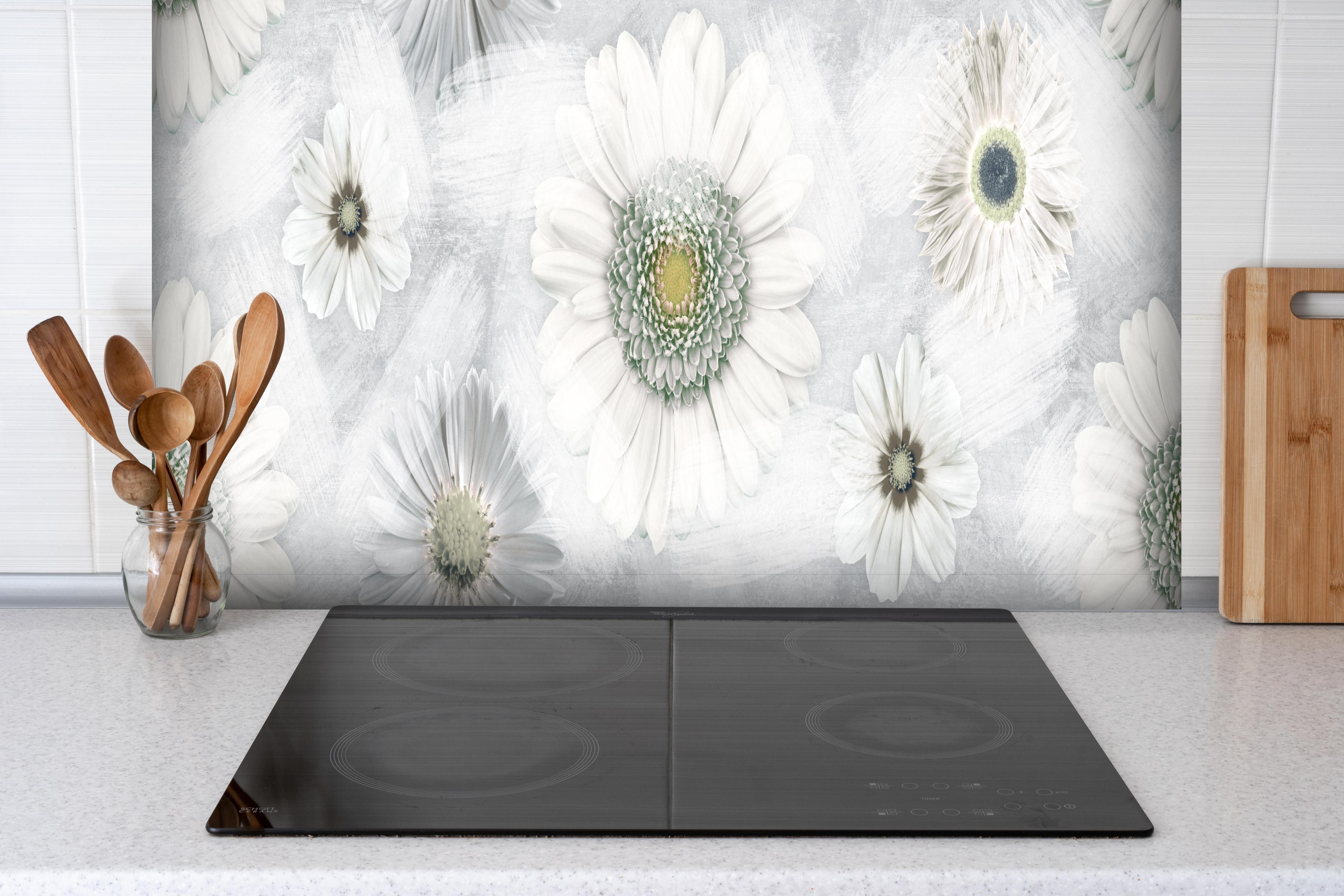 Spritzschutz - Pinsel Effekt - Blumen Muster hinter einem Cerankochfeld zwischen Holz-Kochutensilien