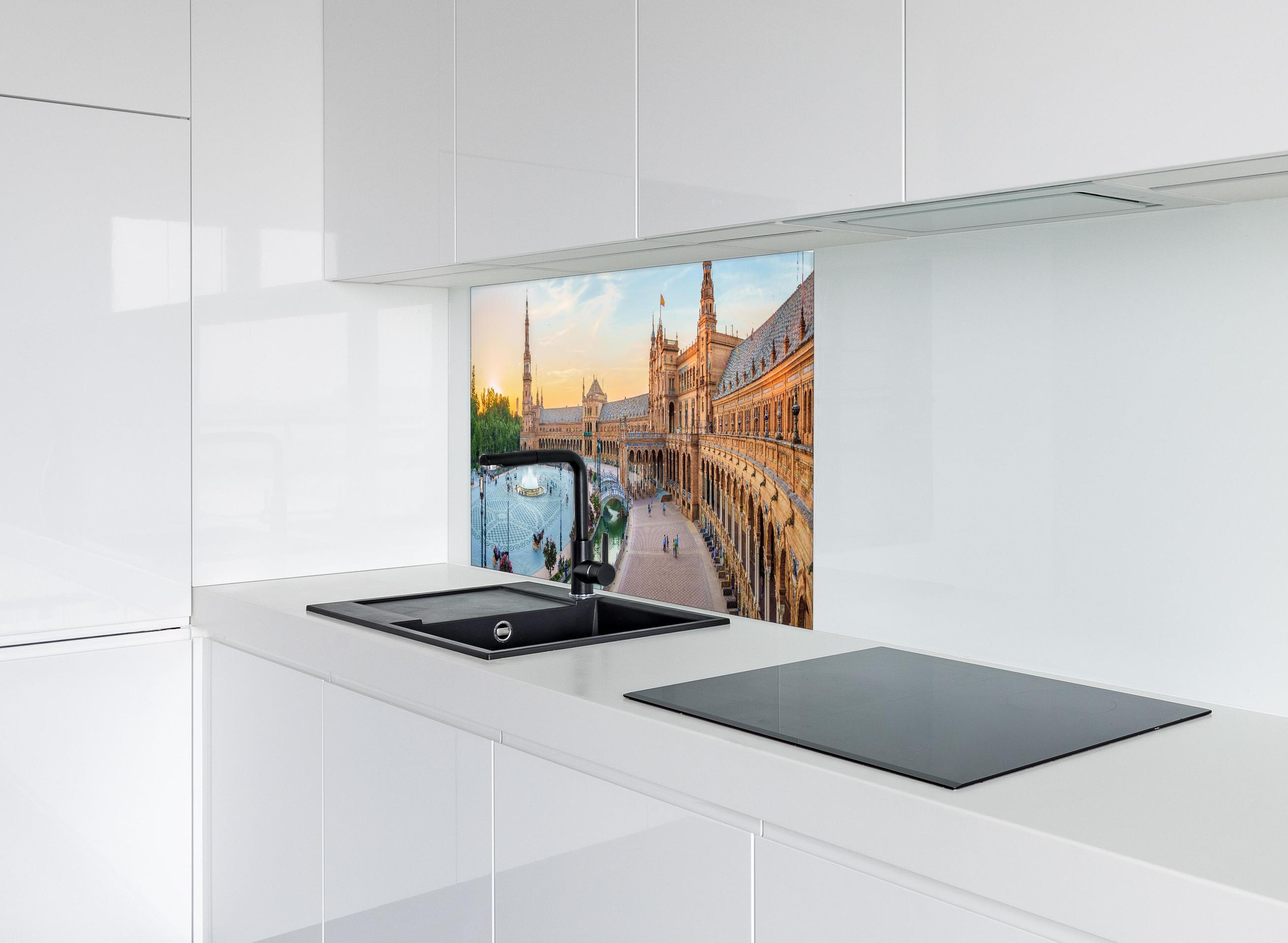 Spritzschutz - Plaza Espana Panorama in Abenddämmerung hinter einem Cerankochfeld zwischen Holz-Kochutensilien