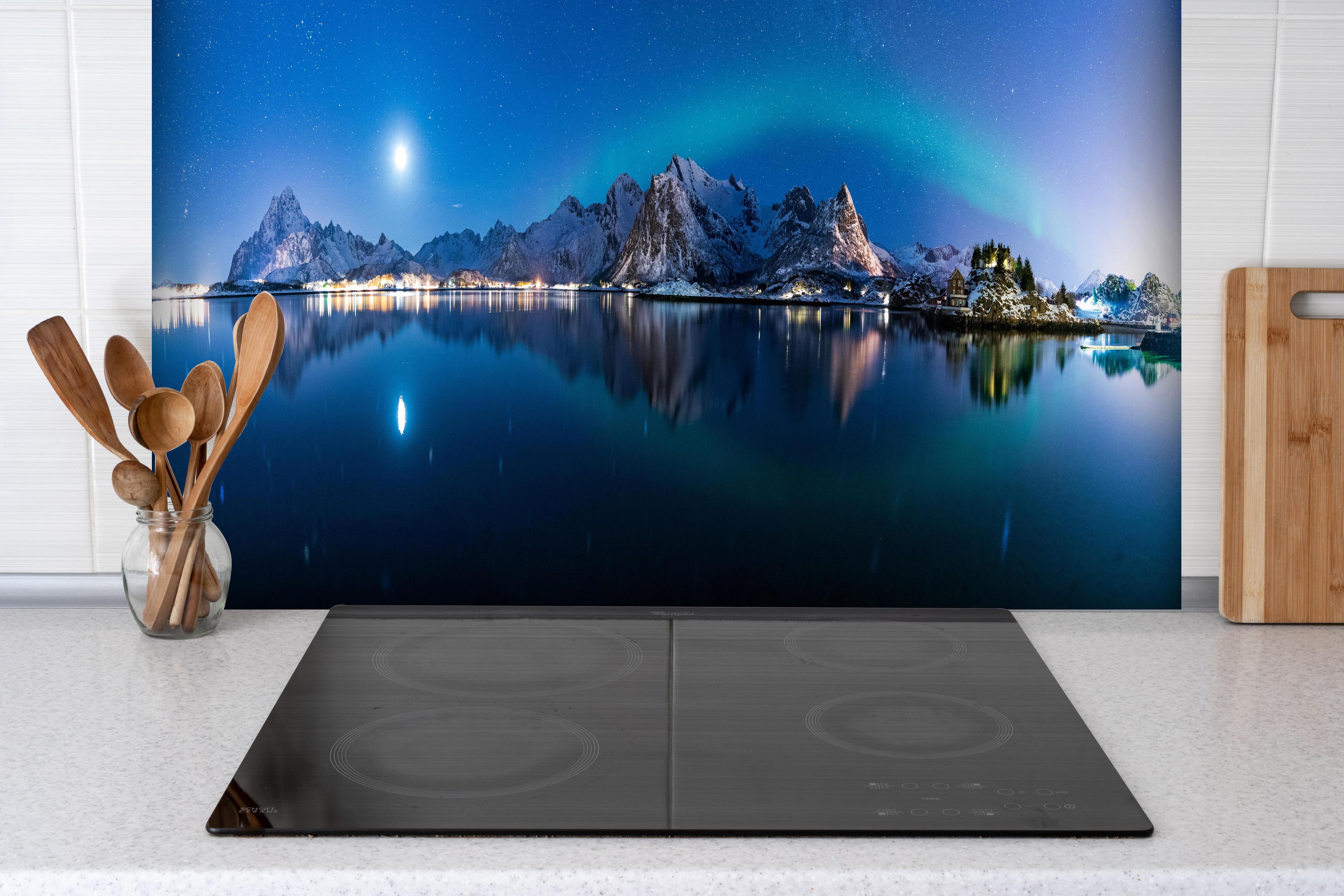 Spritzschutz - Polarlichter am Himmel von Norwegen hinter einem Cerankochfeld zwischen Holz-Kochutensilien