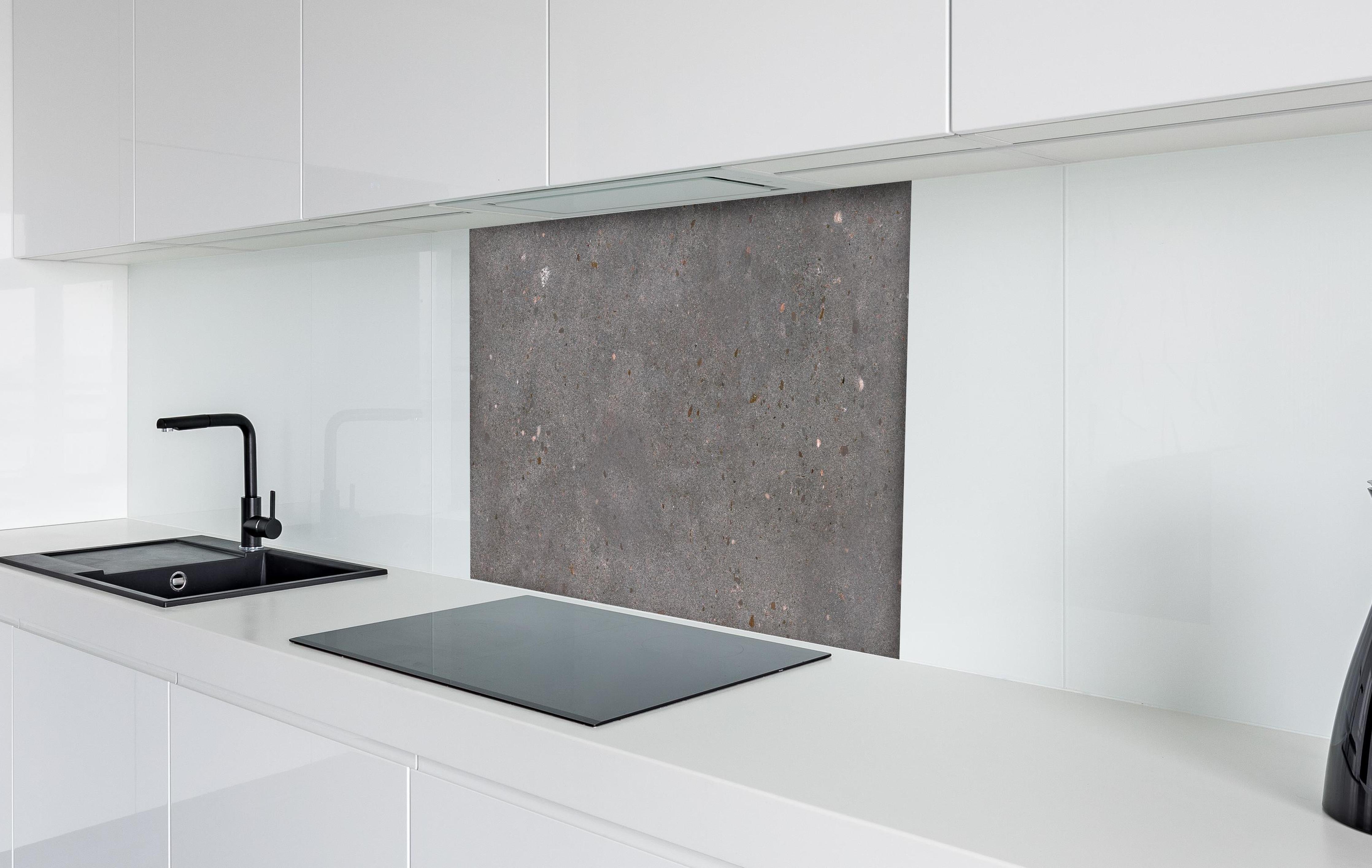 Spritzschutz - Polierter grau-bunter Terrazzoboden Muster hinter einem Cerankochfeld zwischen Holz-Kochutensilien