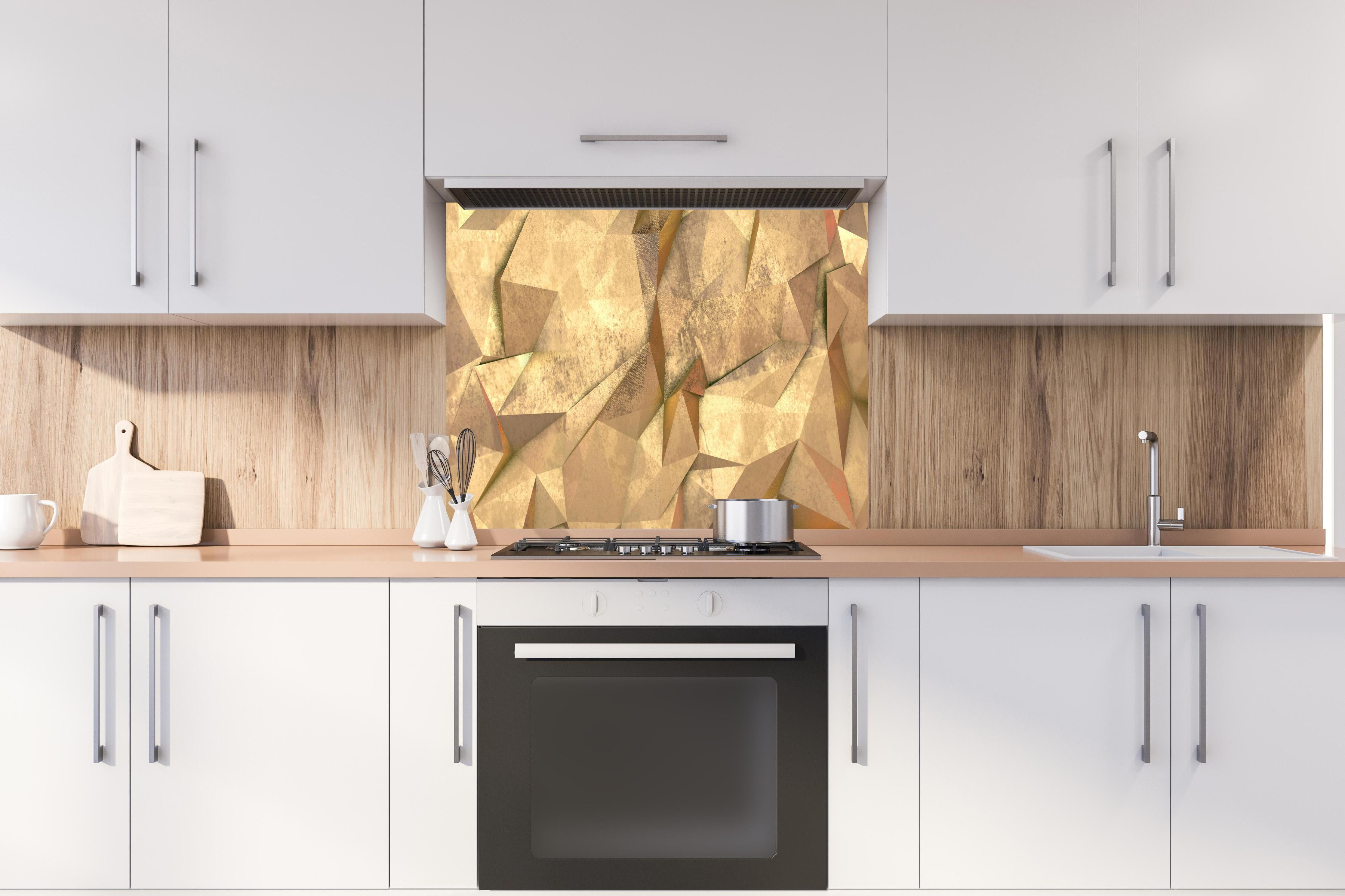Spritzschutz - Polygonale Hntergrund Textur hinter einem Cerankochfeld zwischen Holz-Kochutensilien