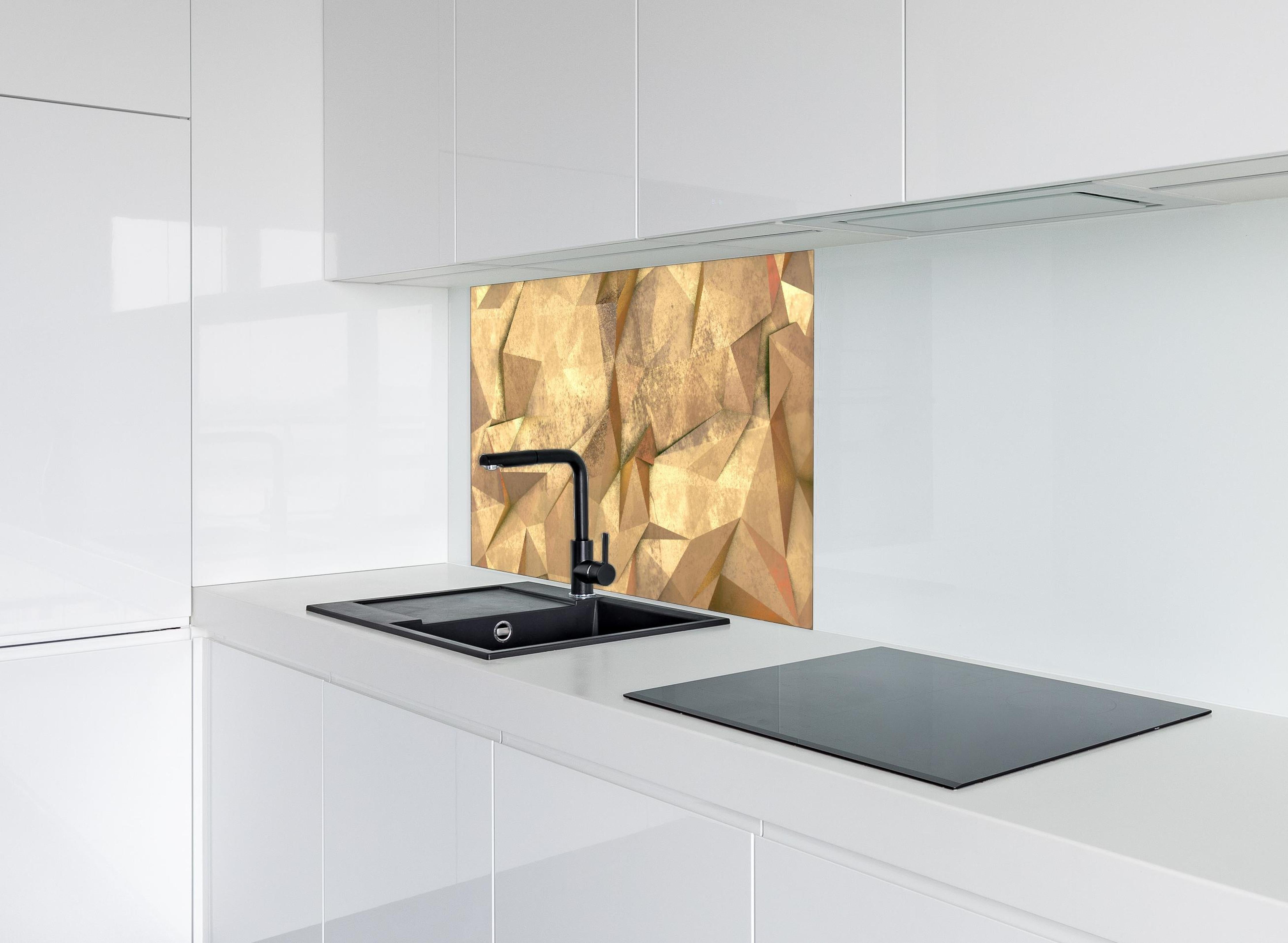 Spritzschutz - Polygonale Hntergrund Textur hinter einem Cerankochfeld zwischen Holz-Kochutensilien