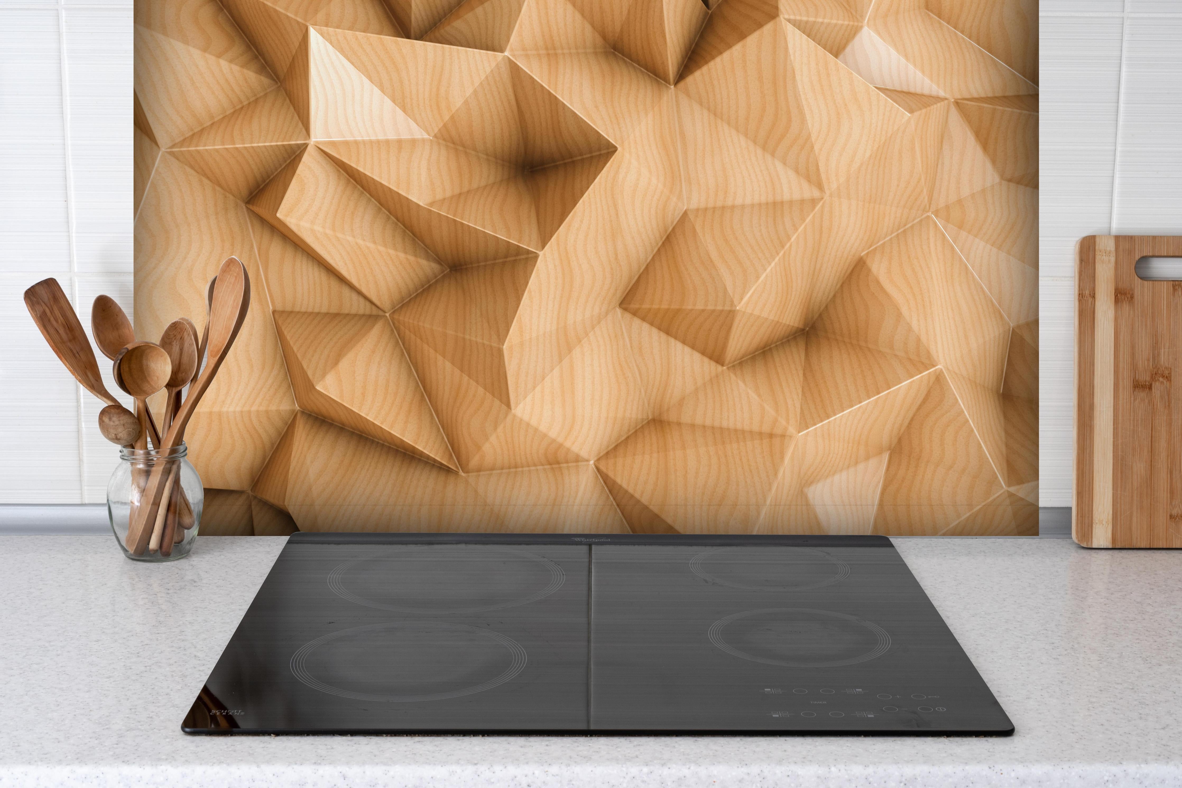 Spritzschutz - Polygonaler abstrakter Hintergrund hinter einem Cerankochfeld zwischen Holz-Kochutensilien