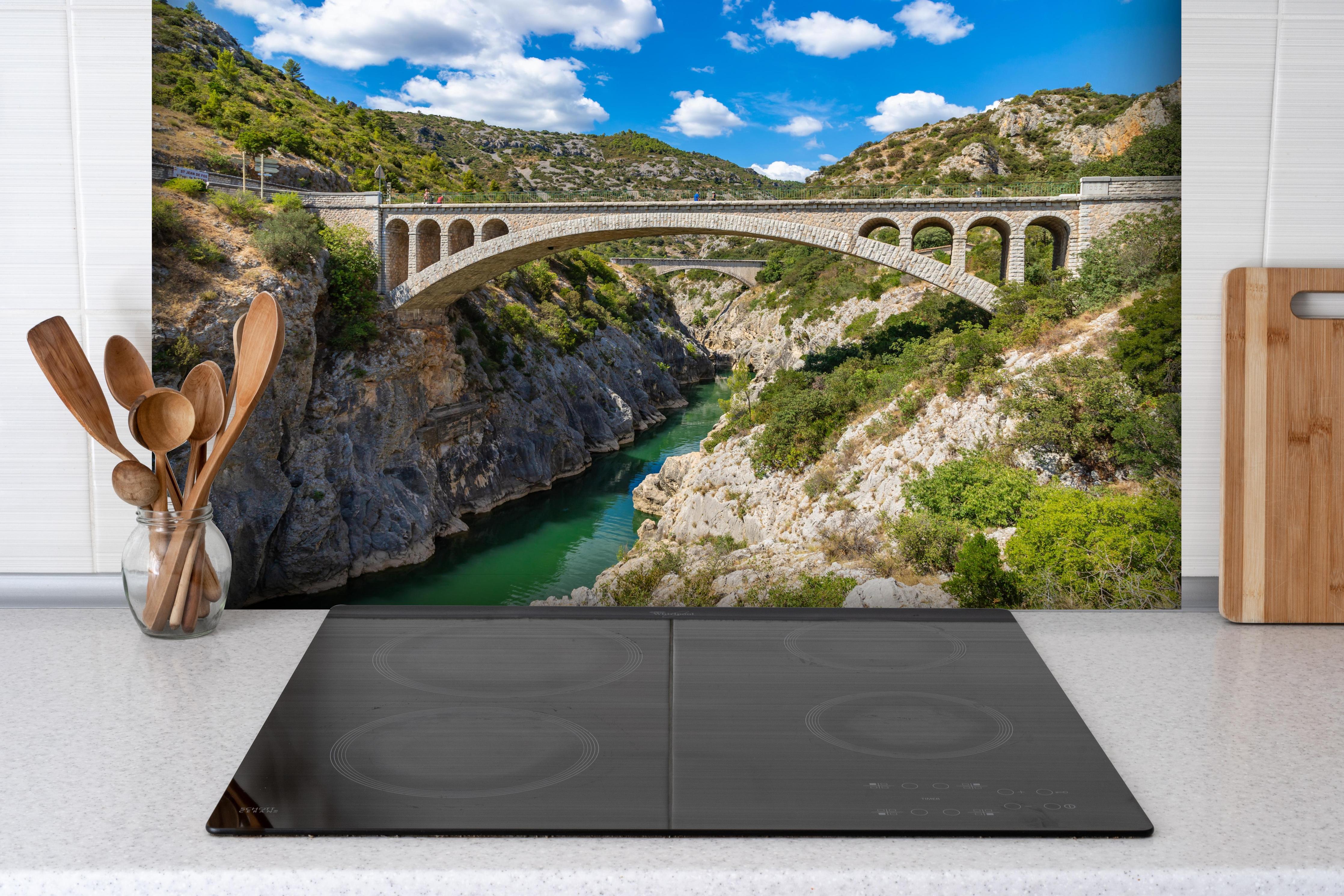 Spritzschutz - Pont du Diable - Frankreich hinter einem Cerankochfeld zwischen Holz-Kochutensilien