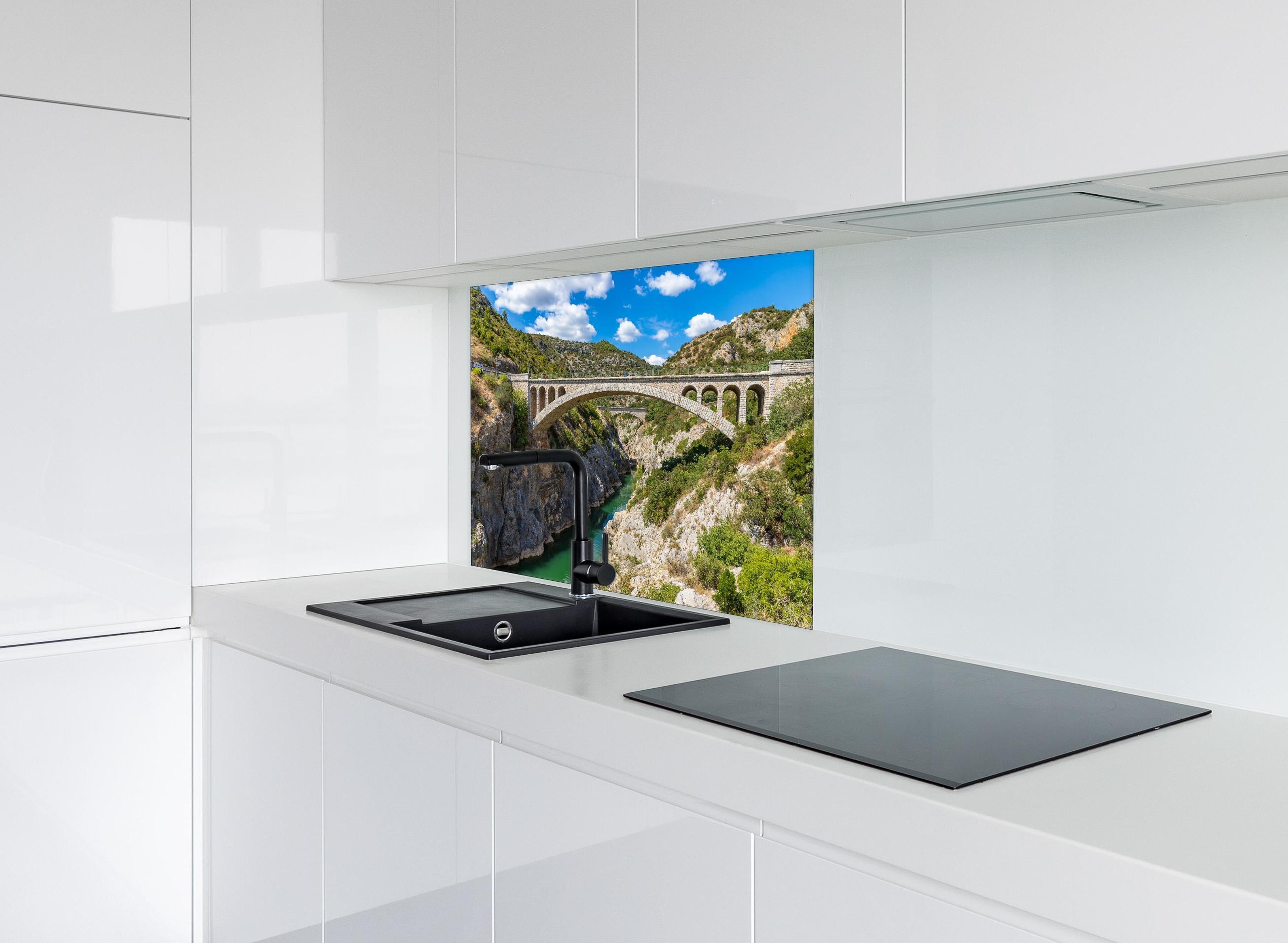 Spritzschutz - Pont du Diable - Frankreich hinter einem Cerankochfeld zwischen Holz-Kochutensilien