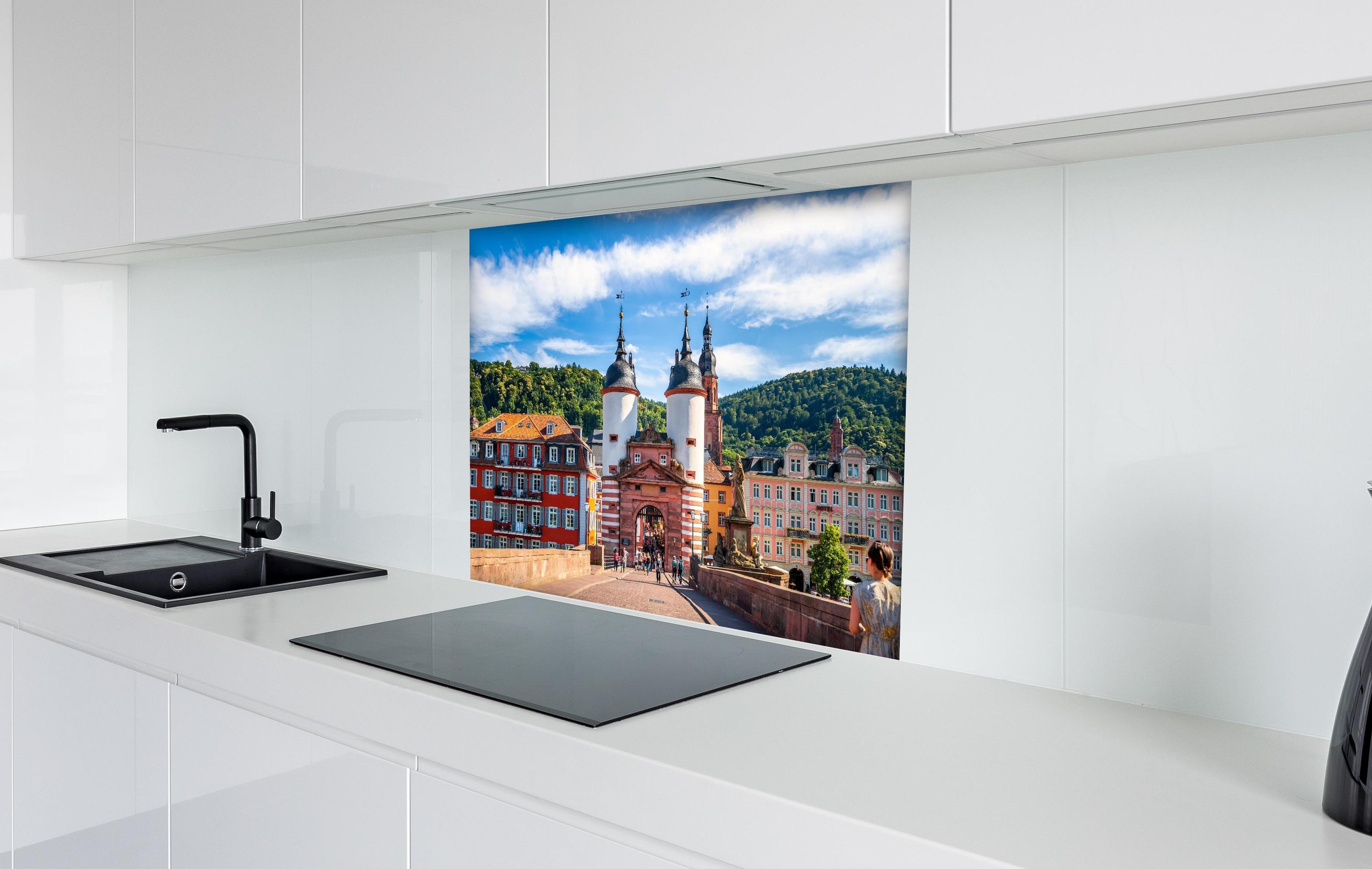 Spritzschutz - Prächtiger Anblick auf Brücke in Heidelberg hinter einem Cerankochfeld zwischen Holz-Kochutensilien