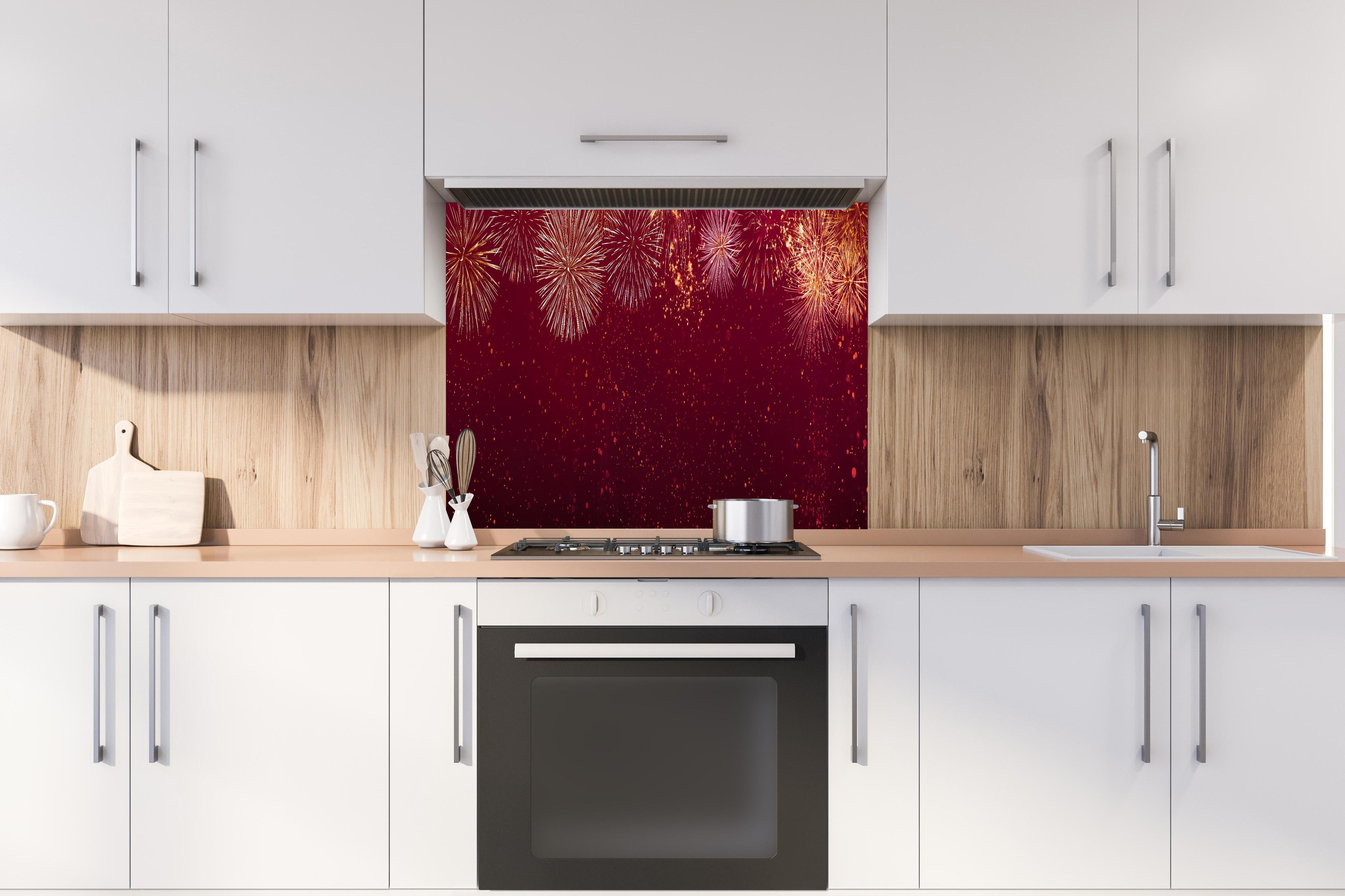 Spritzschutz - Prächtiges Feuerwerk Hintergrund Rot hinter einem Cerankochfeld zwischen Holz-Kochutensilien