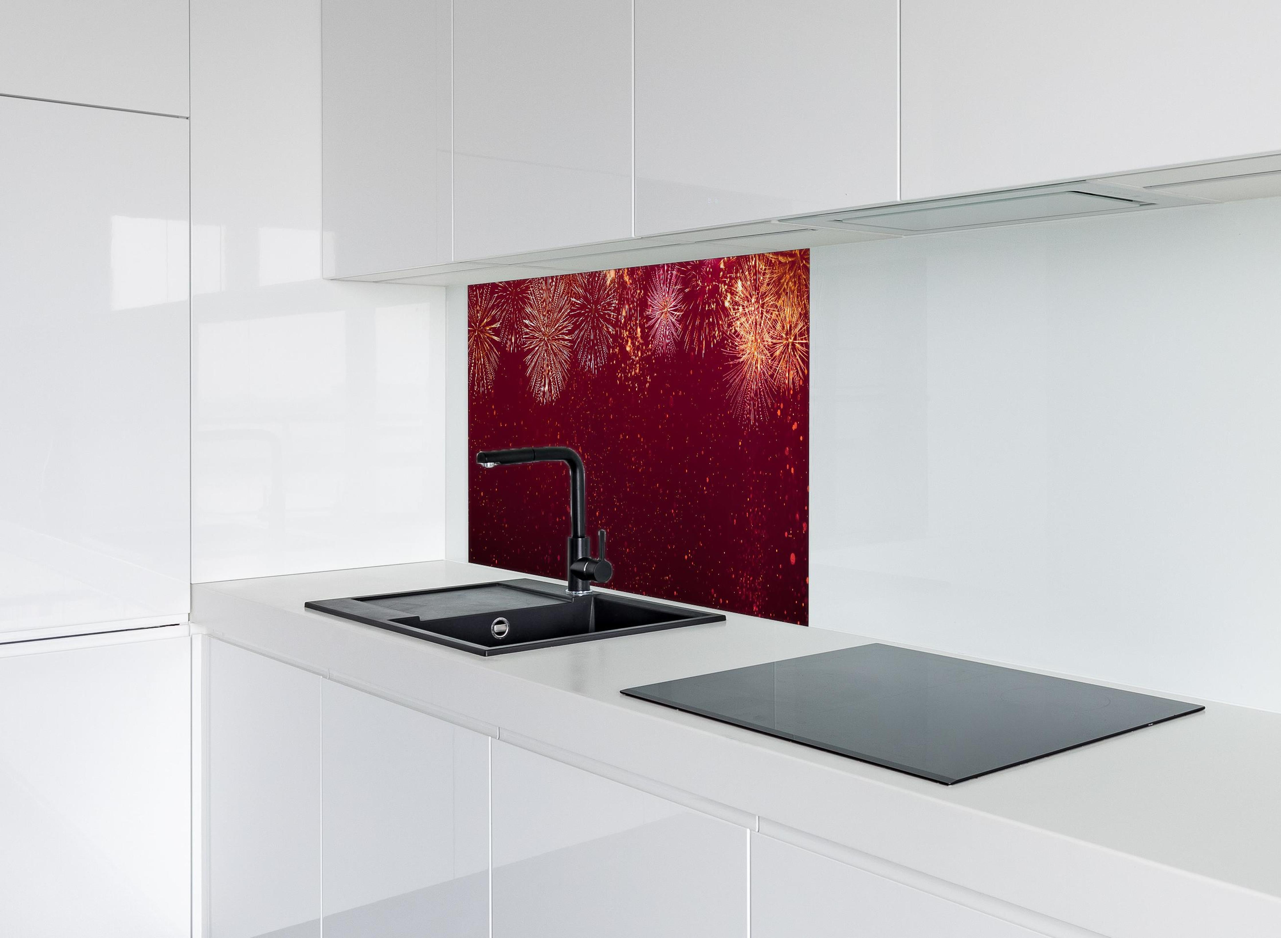 Spritzschutz - Prächtiges Feuerwerk Hintergrund Rot hinter einem Cerankochfeld zwischen Holz-Kochutensilien