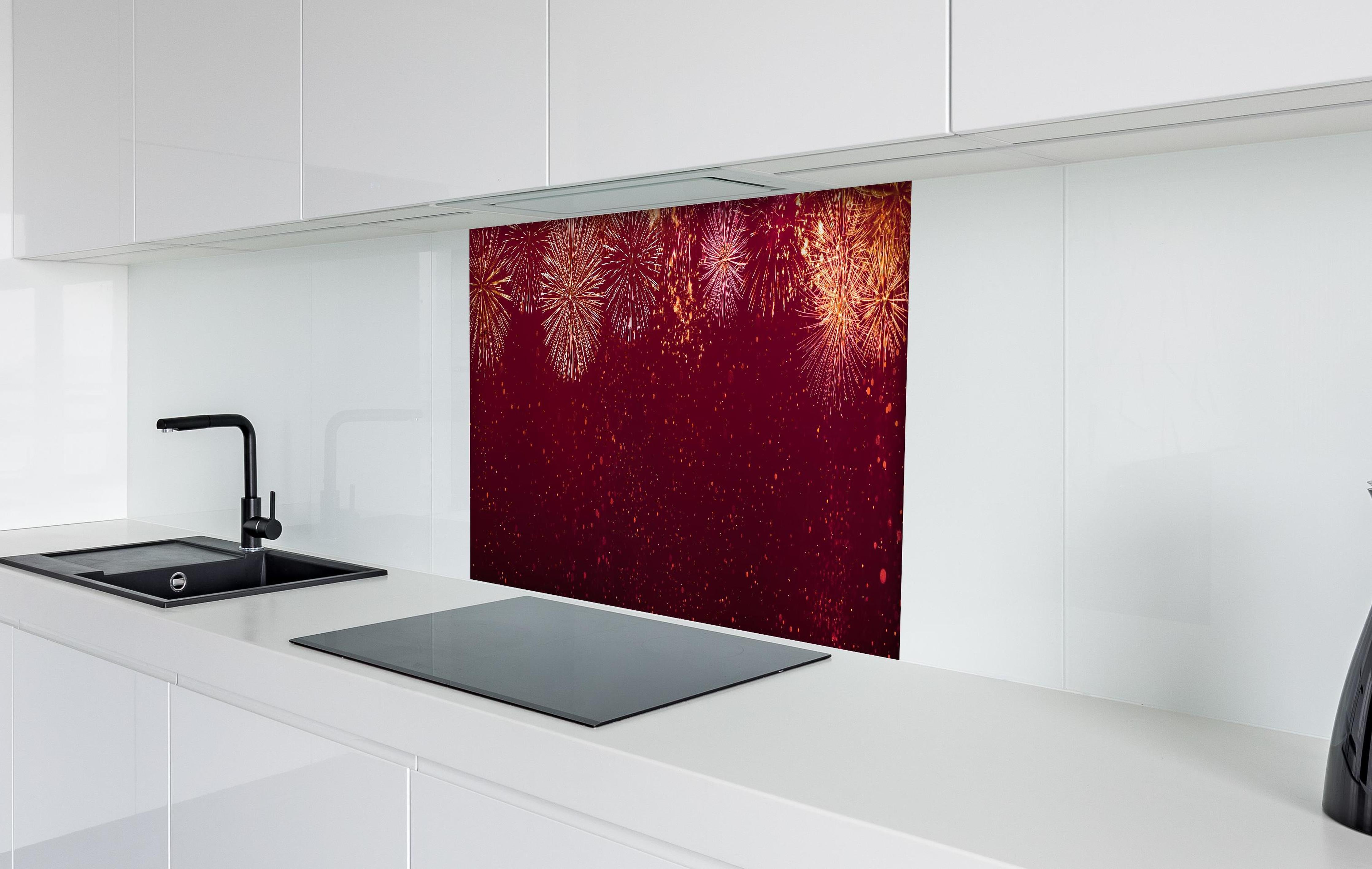 Spritzschutz - Prächtiges Feuerwerk Hintergrund Rot hinter einem Cerankochfeld zwischen Holz-Kochutensilien